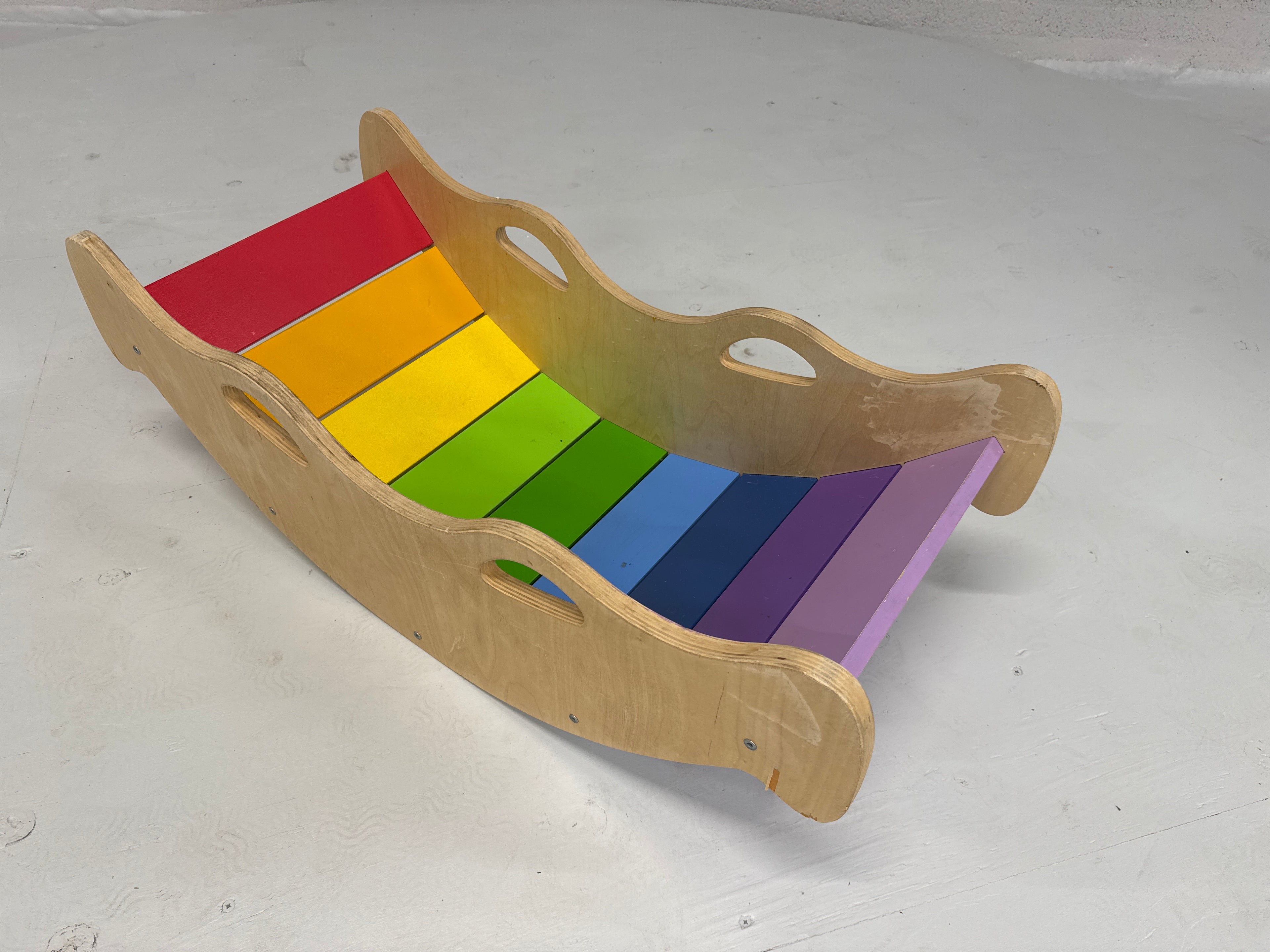 Schommelbak peuters hout regenboog