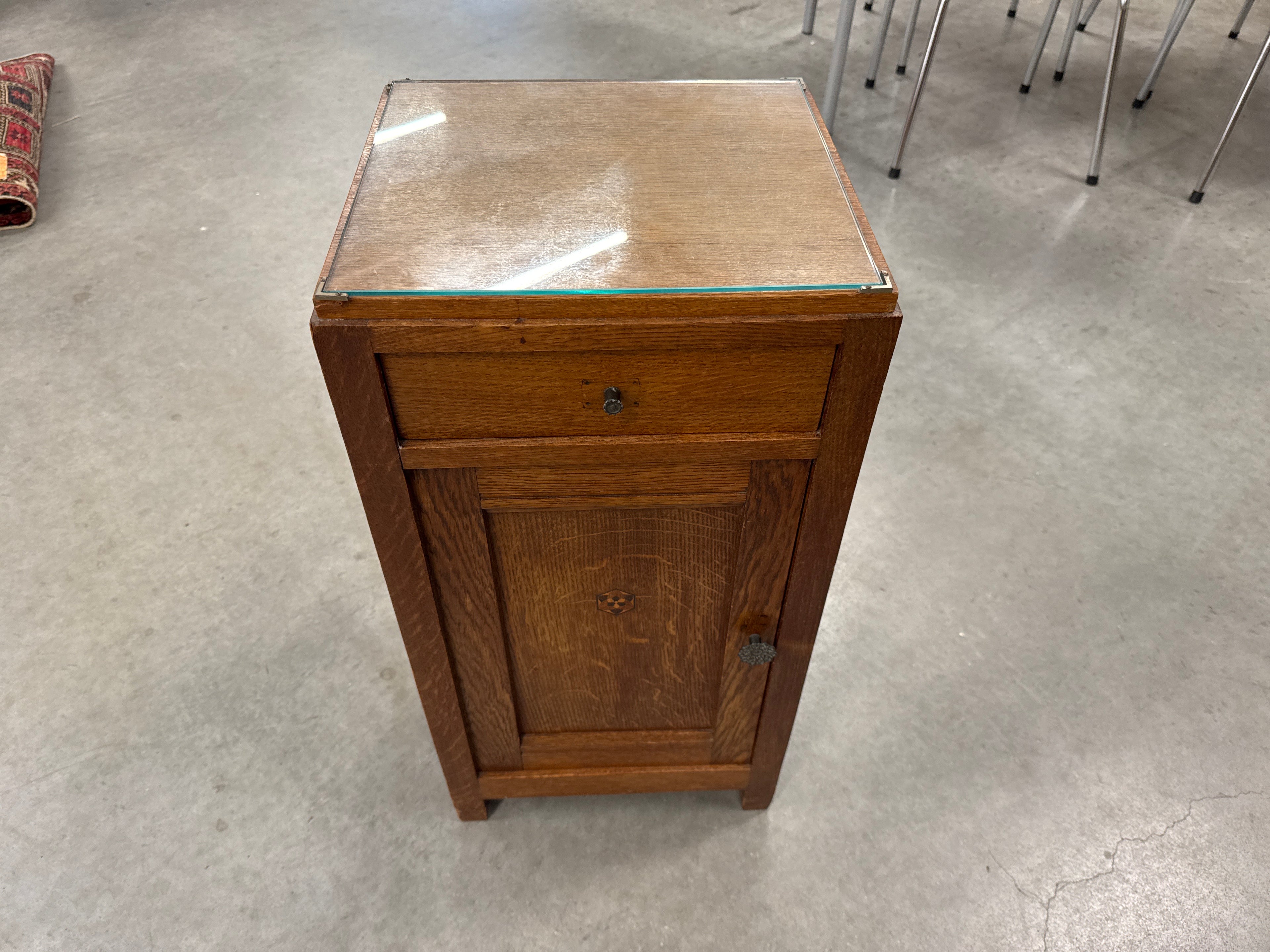 Nachtkastje met glasplaat