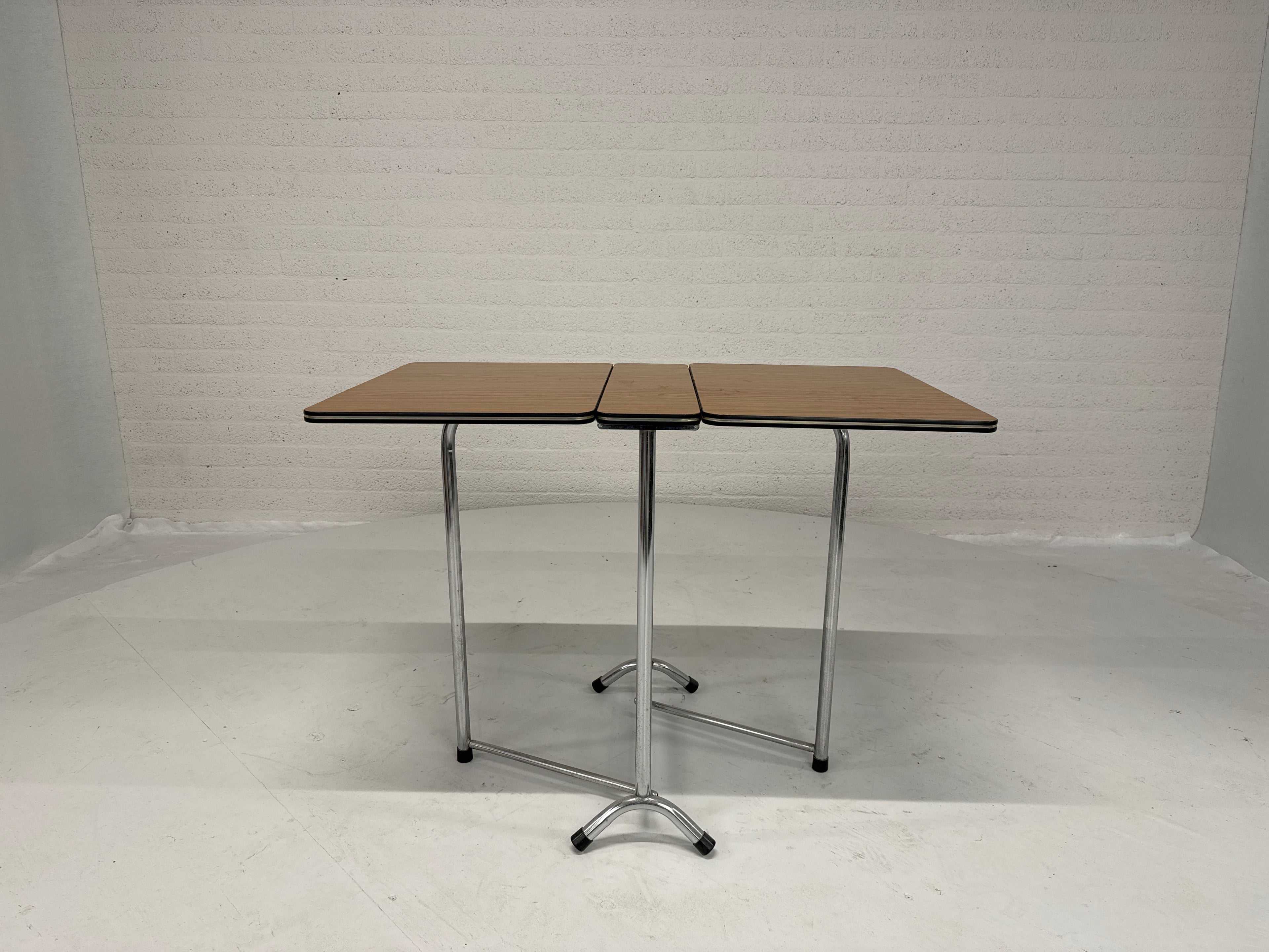 Bijzettafel chroom formica bruin