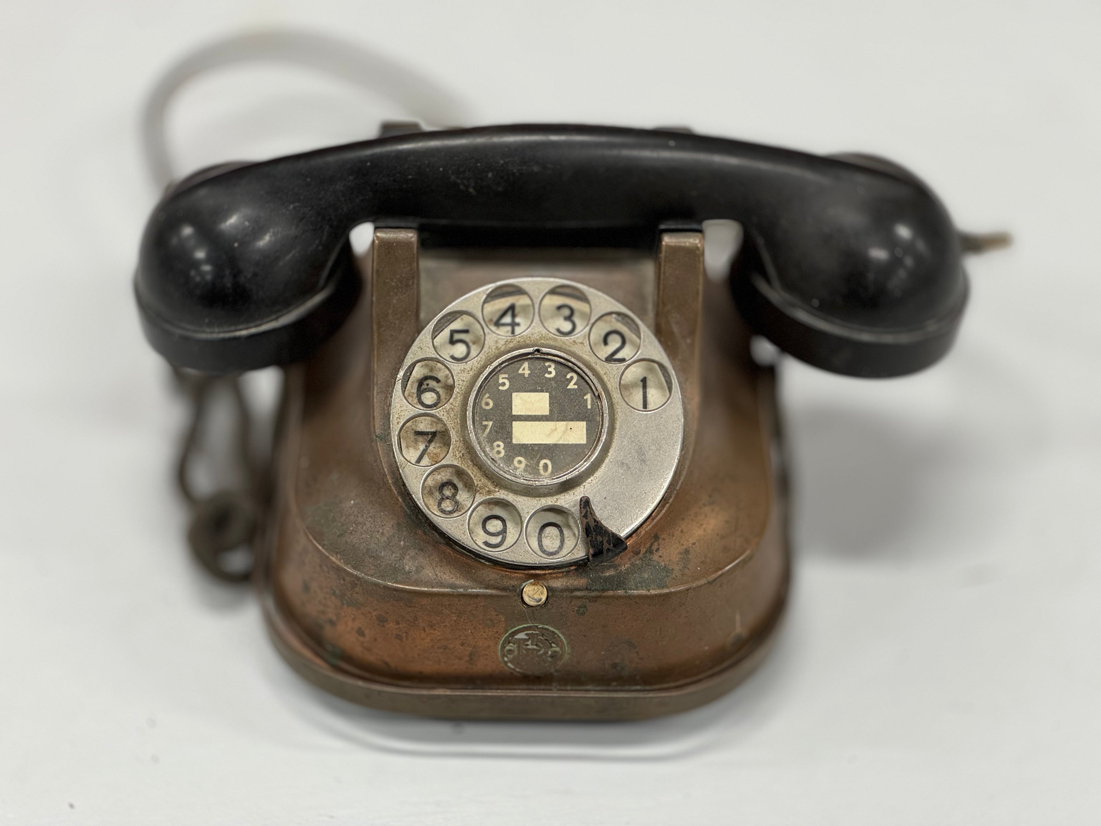 Koperen telefoon met draaischijf