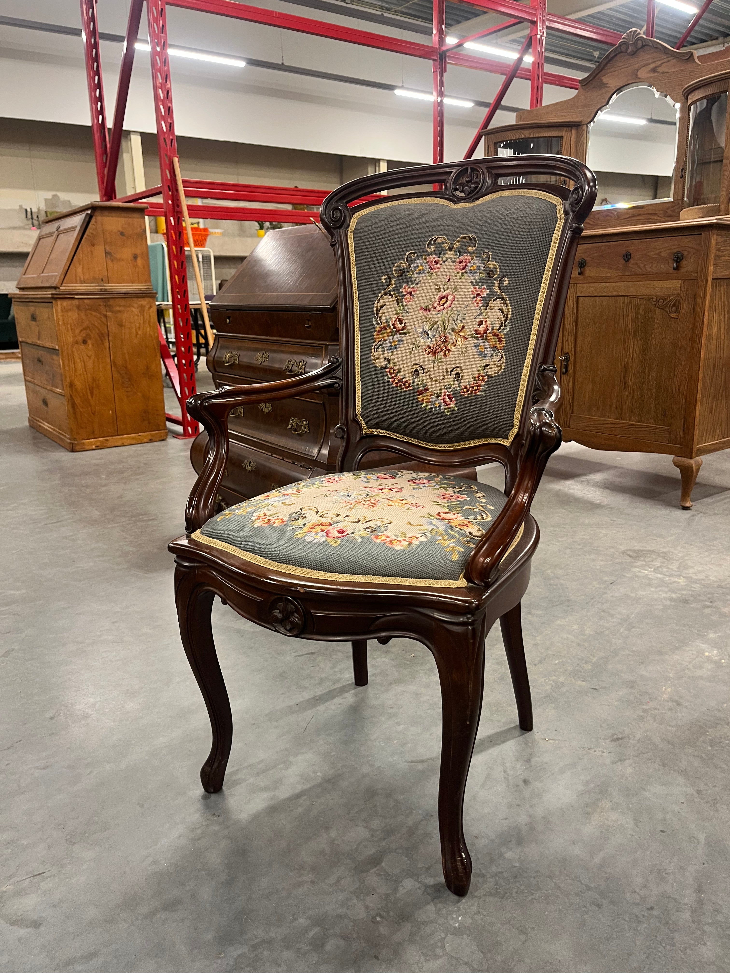 Mooie stoel met intact borduurwerk