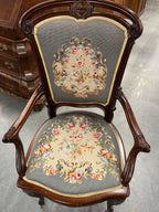 Mooie stoel met intact borduurwerk