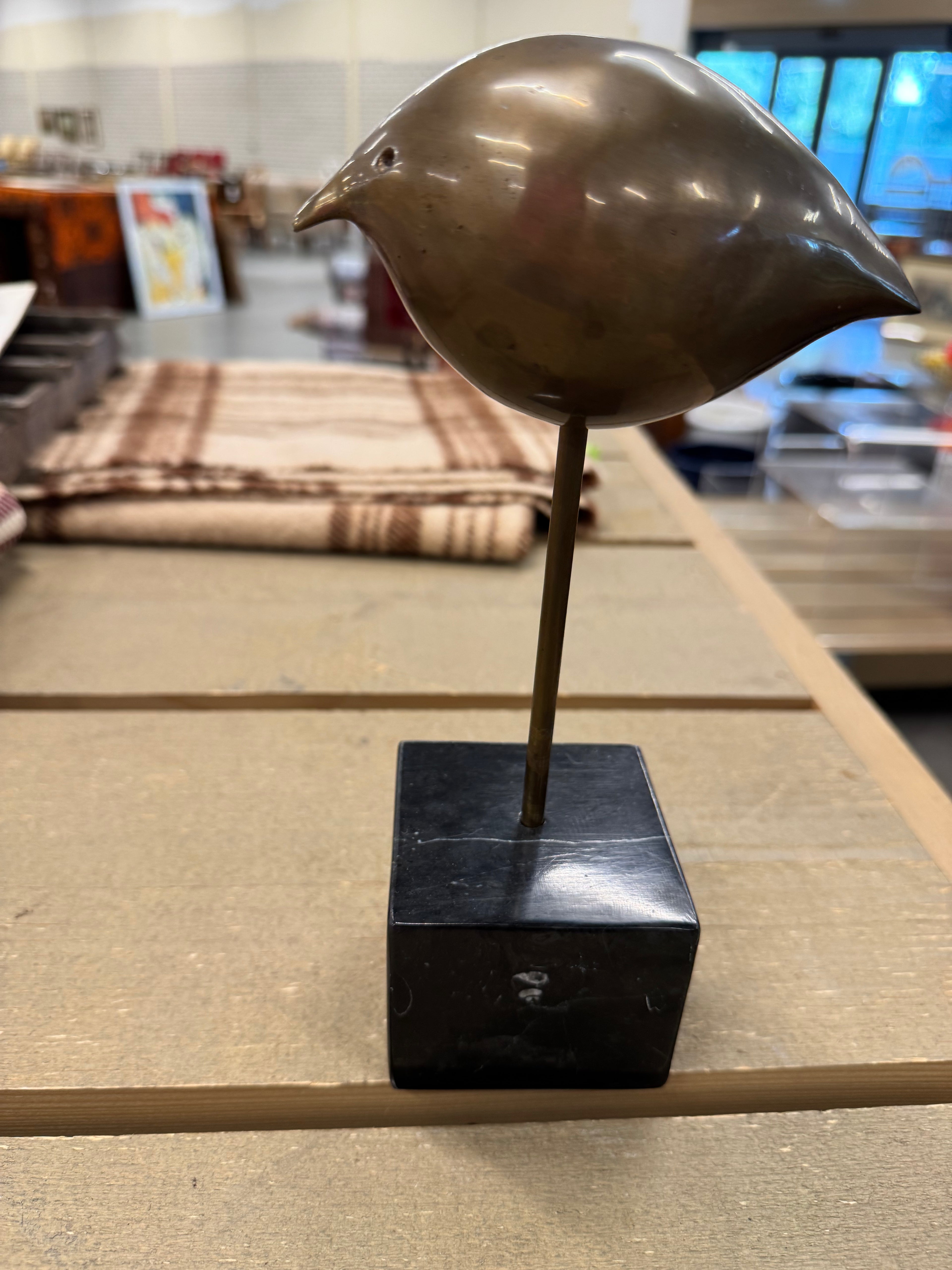 Vogel brons op graniet