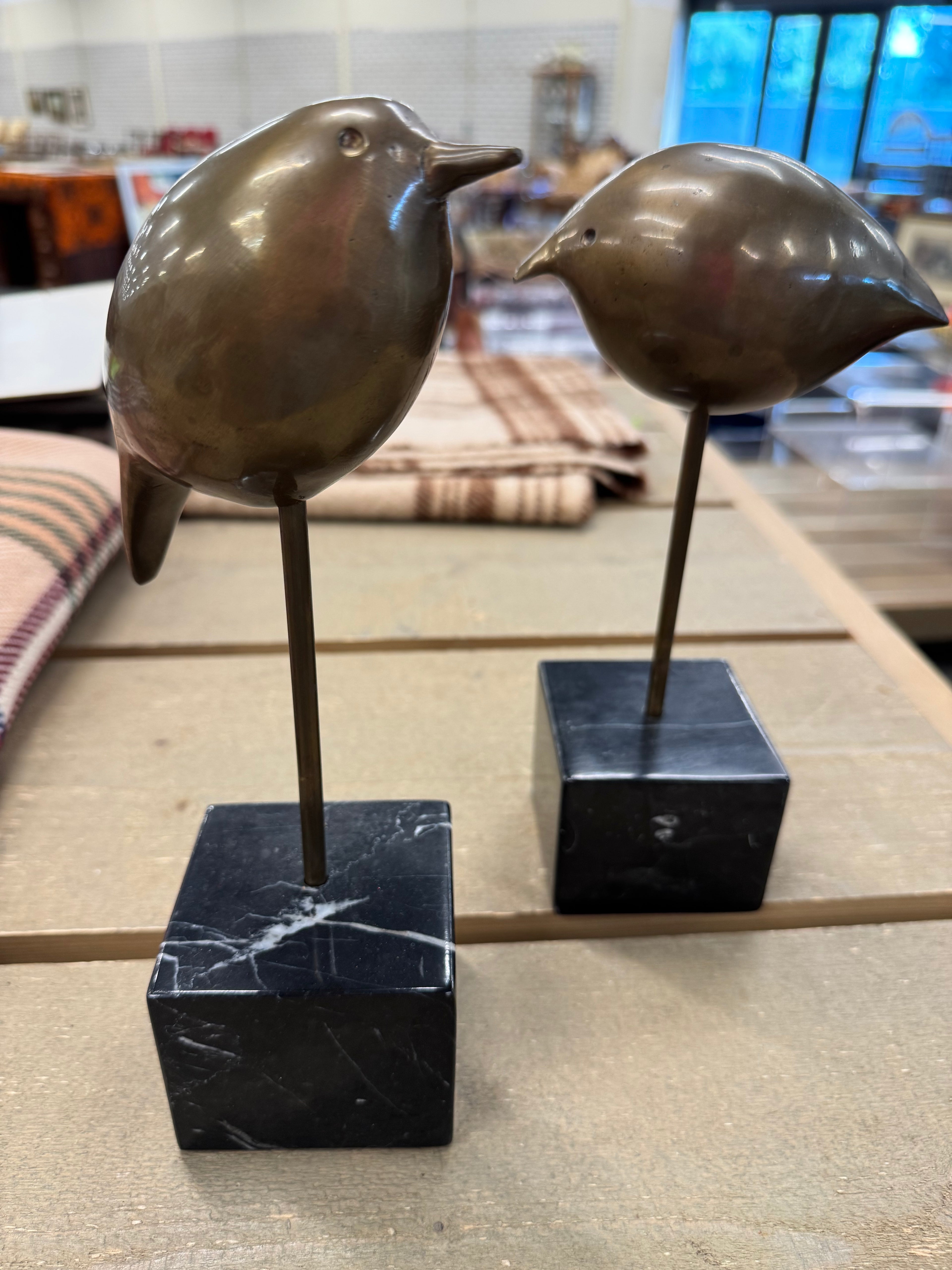 Vogel brons op graniet