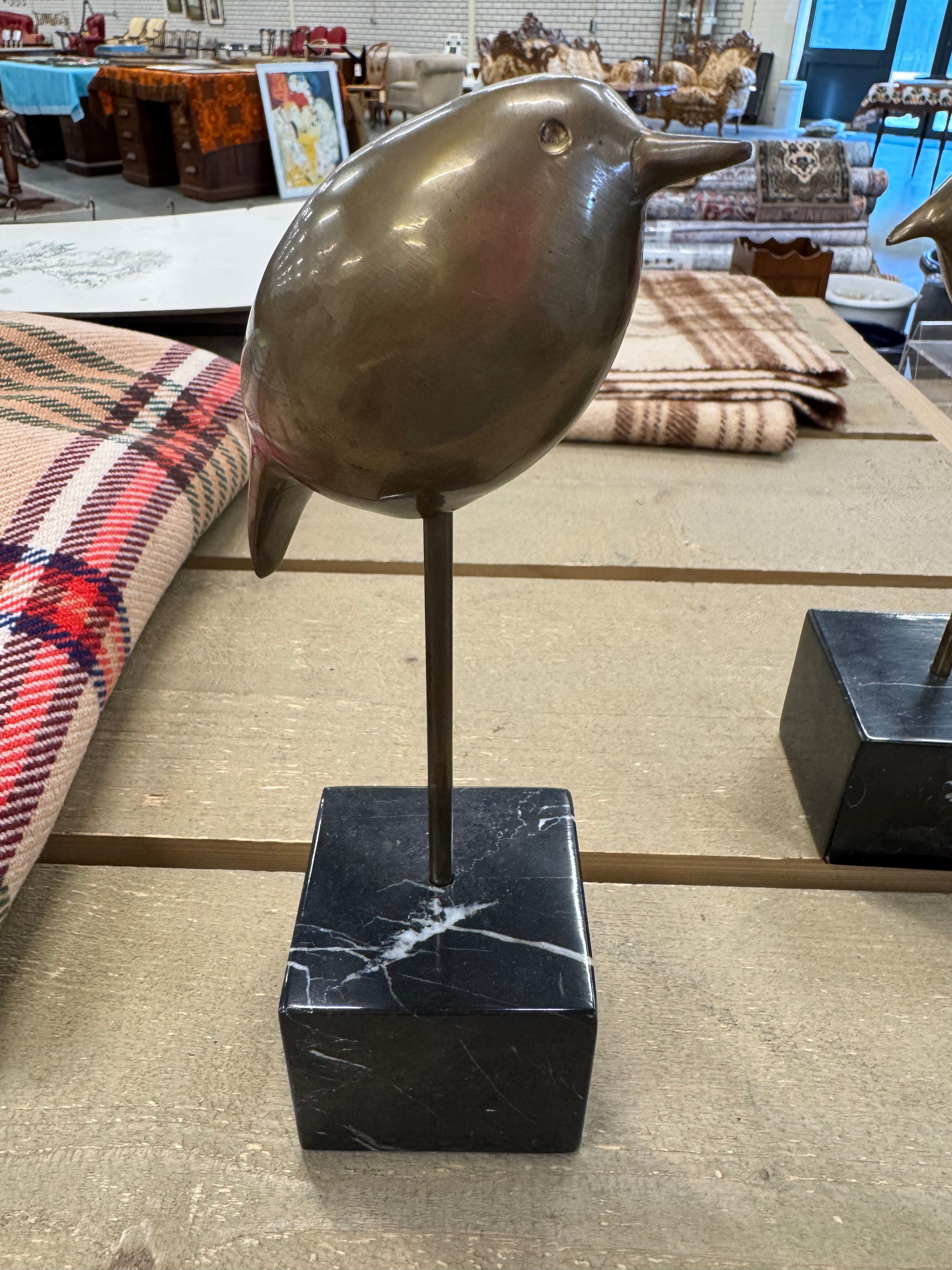 Vogel brons op graniet