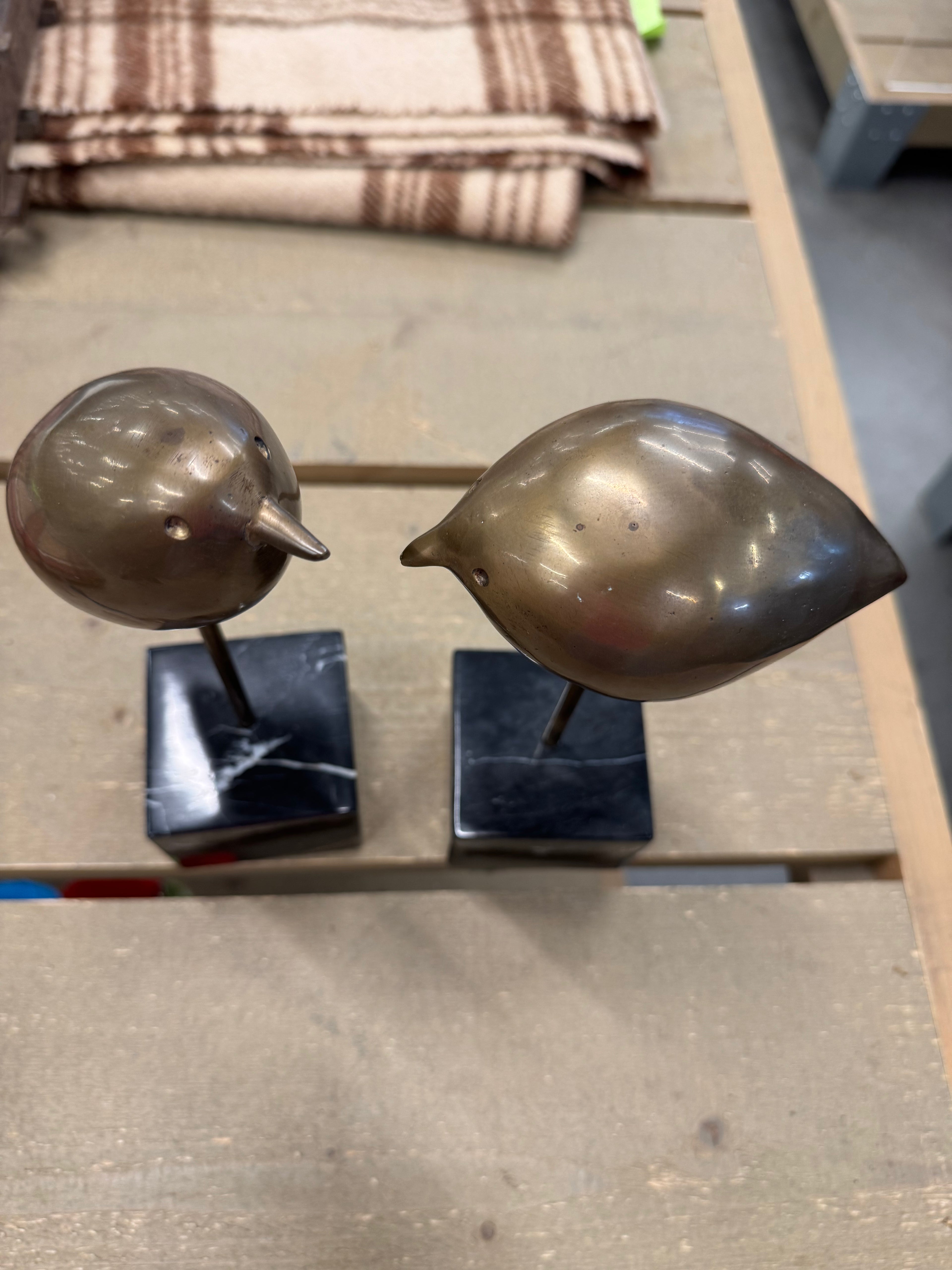 Vogel brons op graniet
