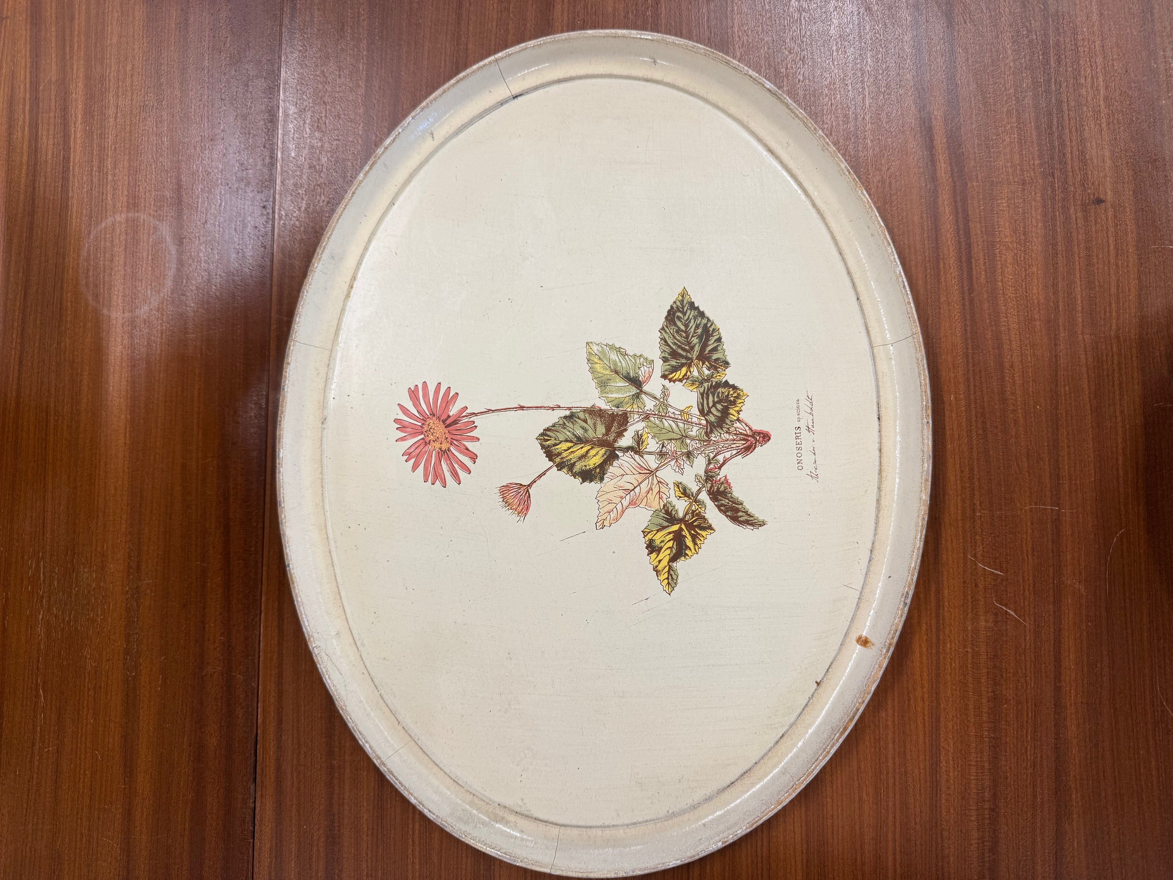 Dienblad met bloemendecoratie