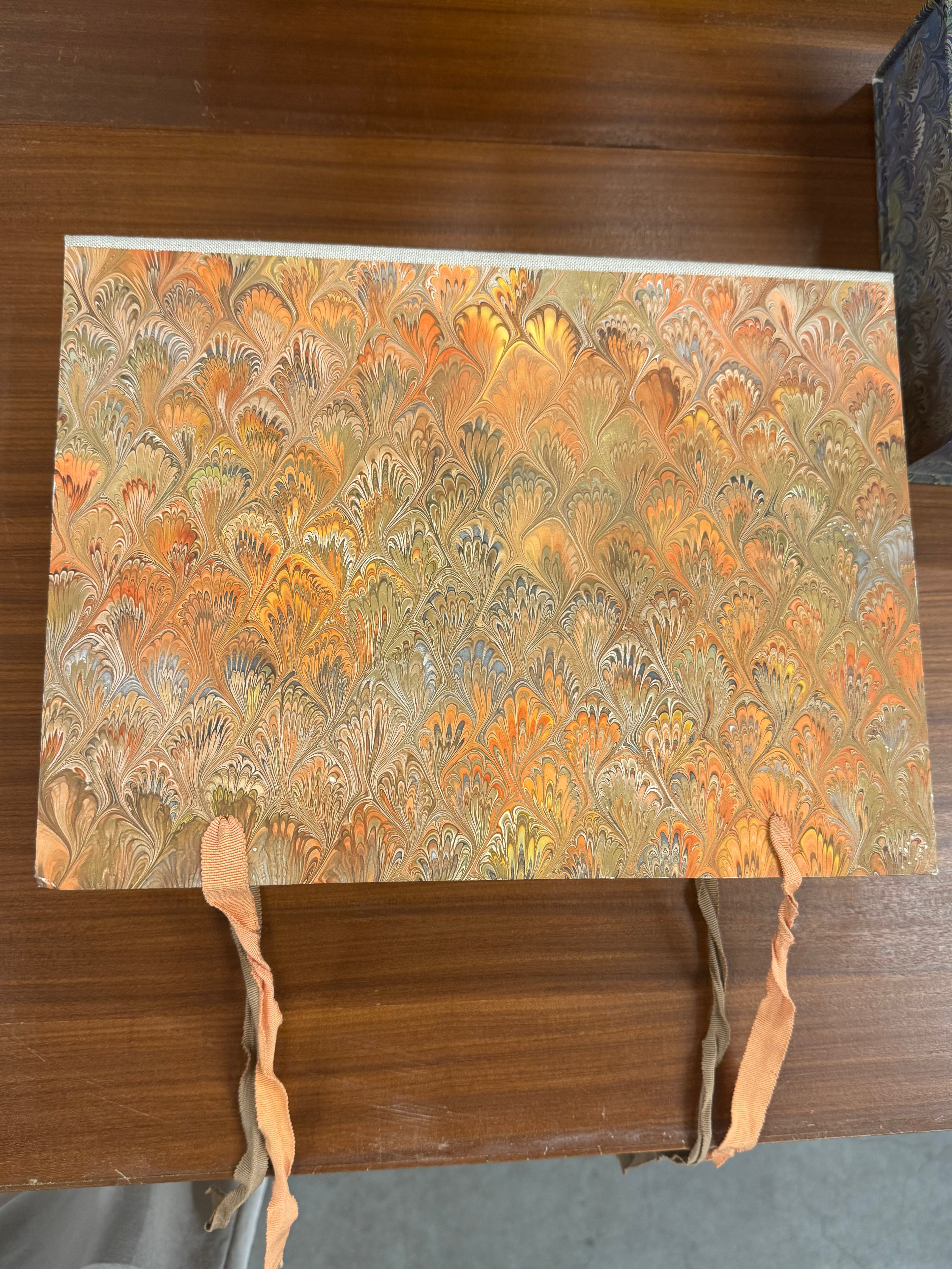 Bewaardoos met gemarmerd papier