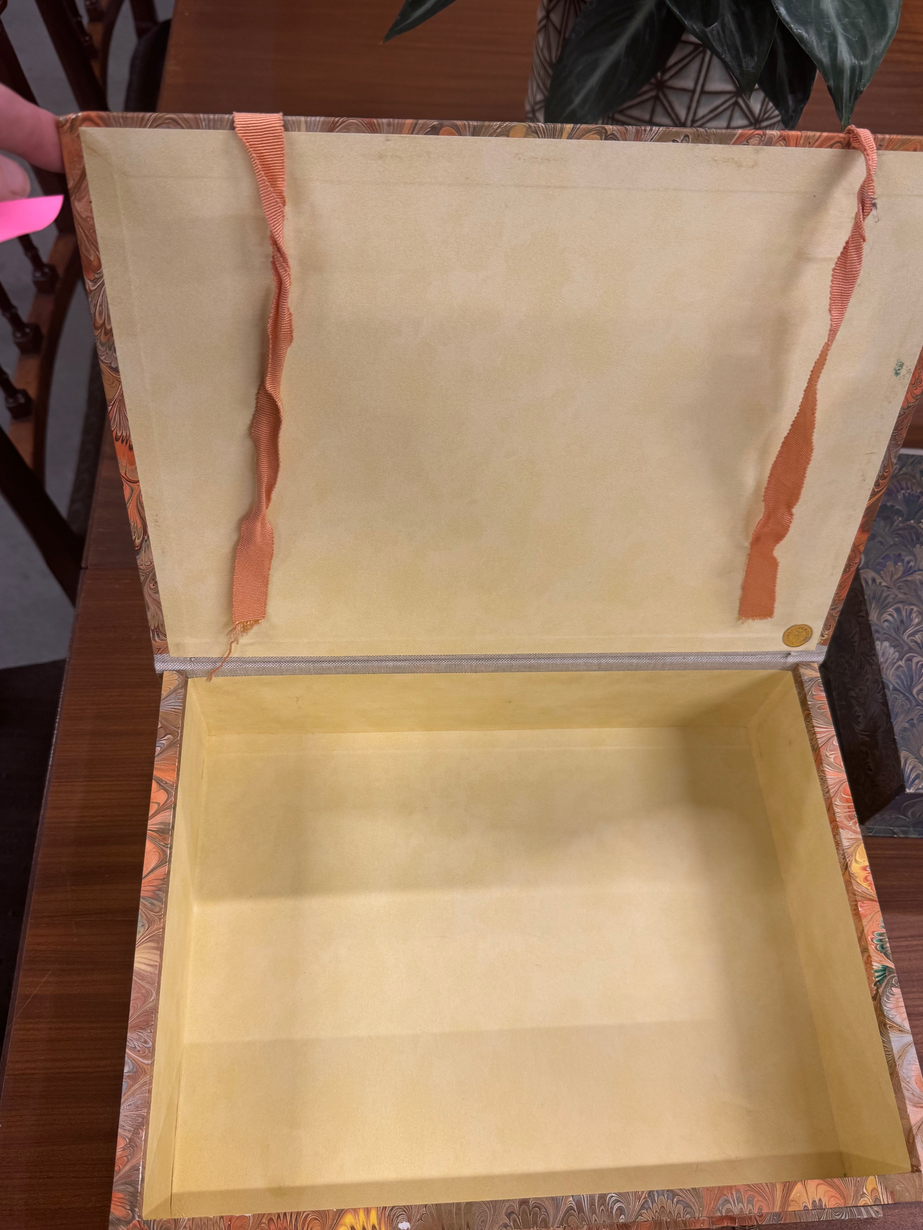 Bewaardoos met gemarmerd papier