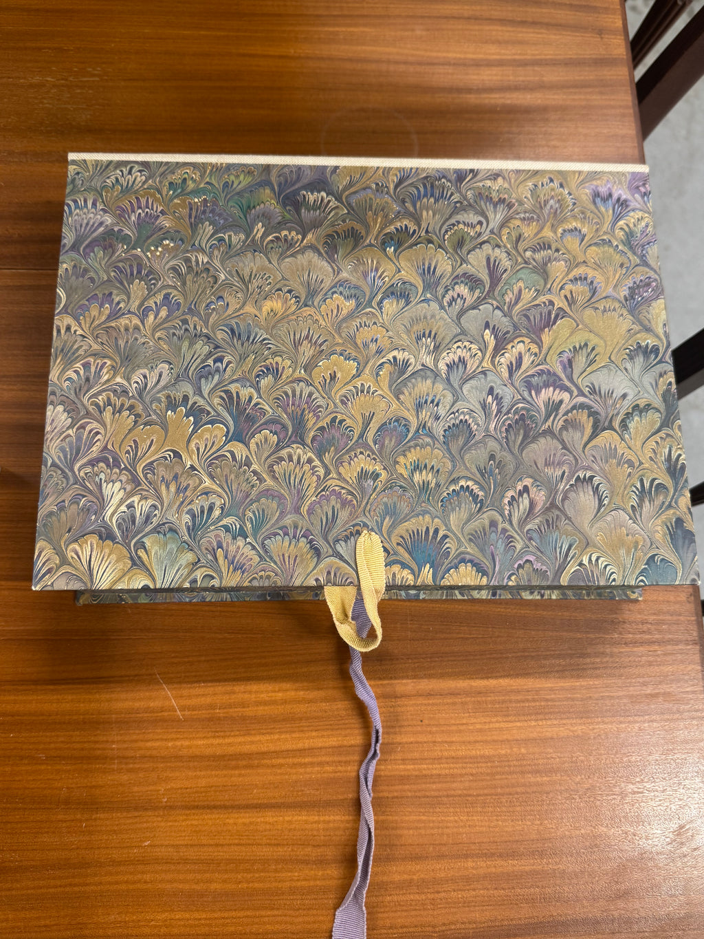 Bewaardoos met gemarmerd papier