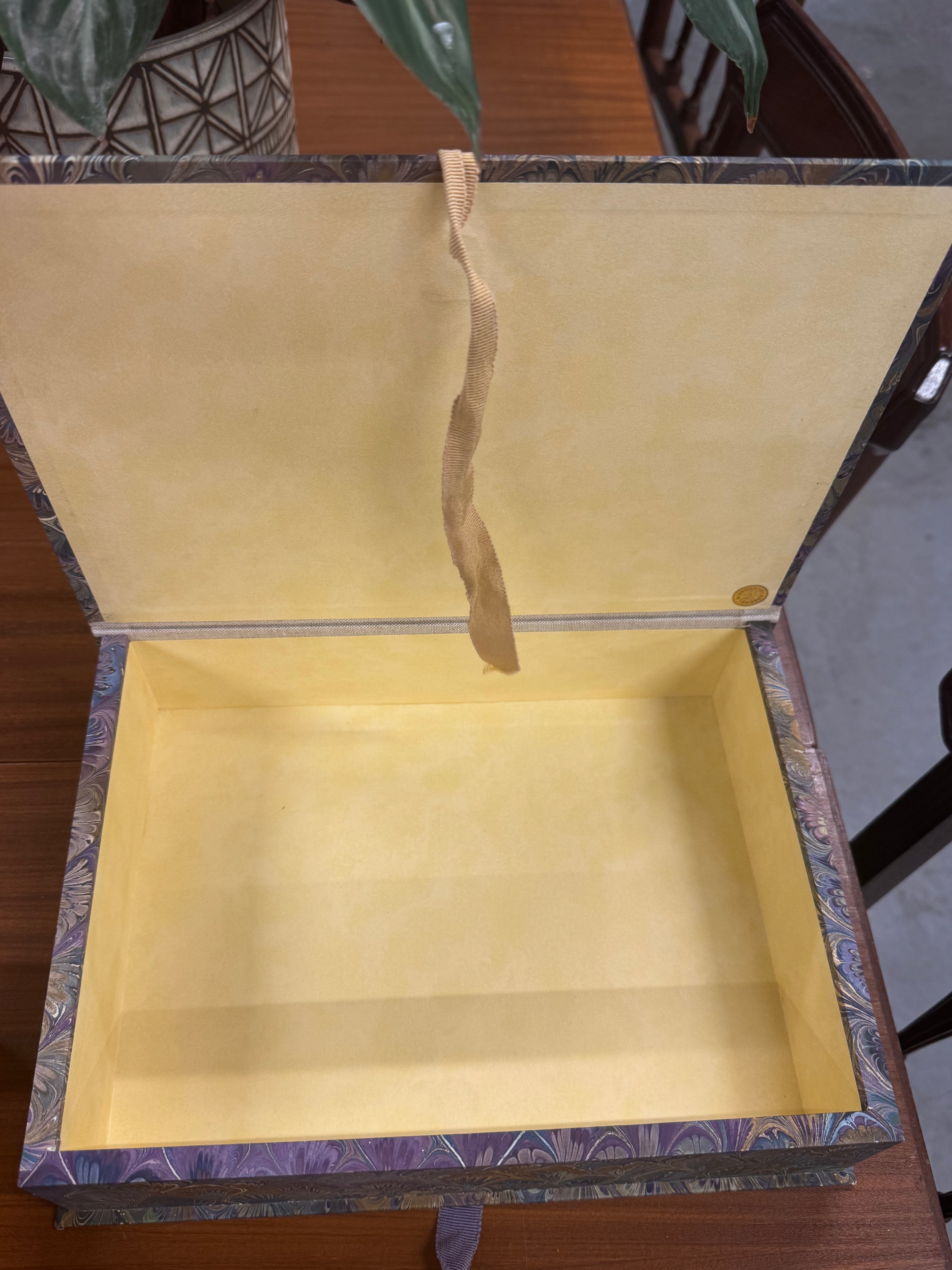 Bewaardoos met gemarmerd papier