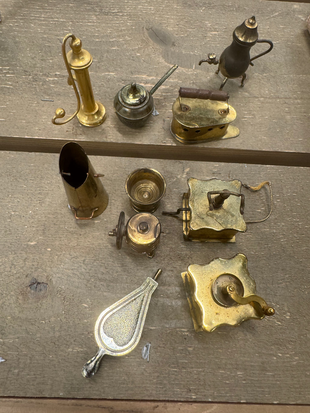 Tinnen/koperbeslag figuurtje voor letterbak