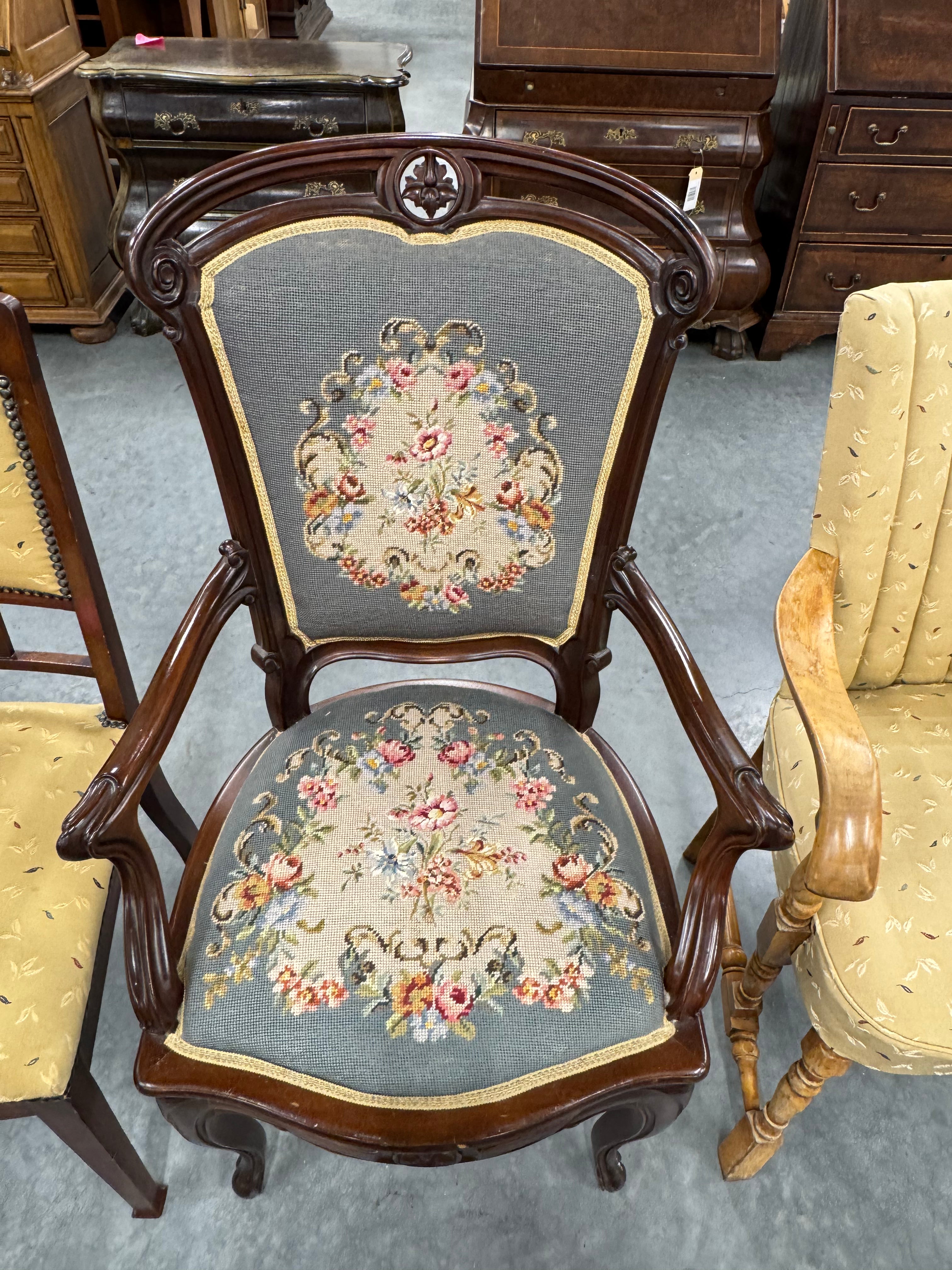 Stoel met mooie geborduurde bekleding
