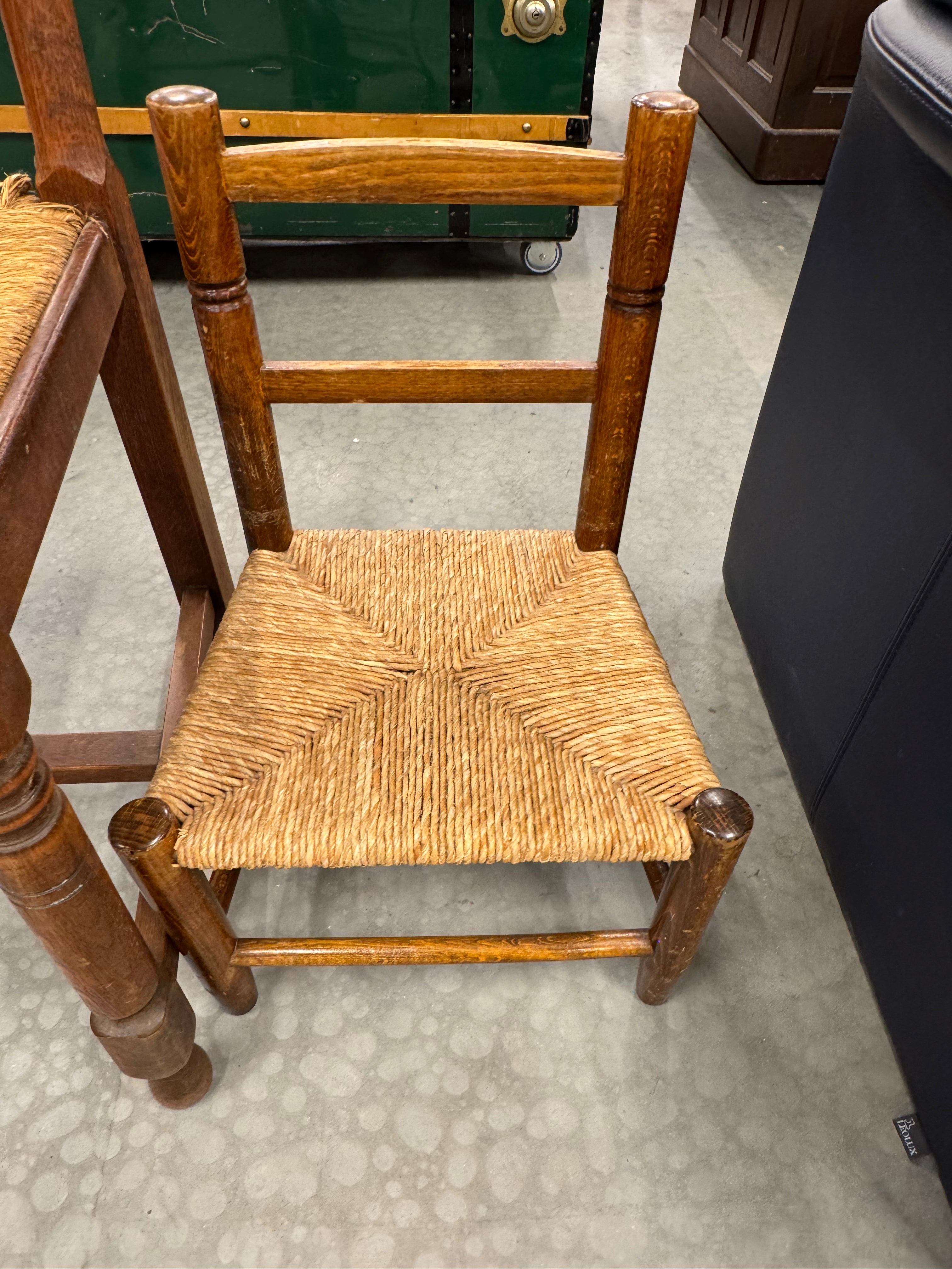 Klein stoeltje met rieten bekleding