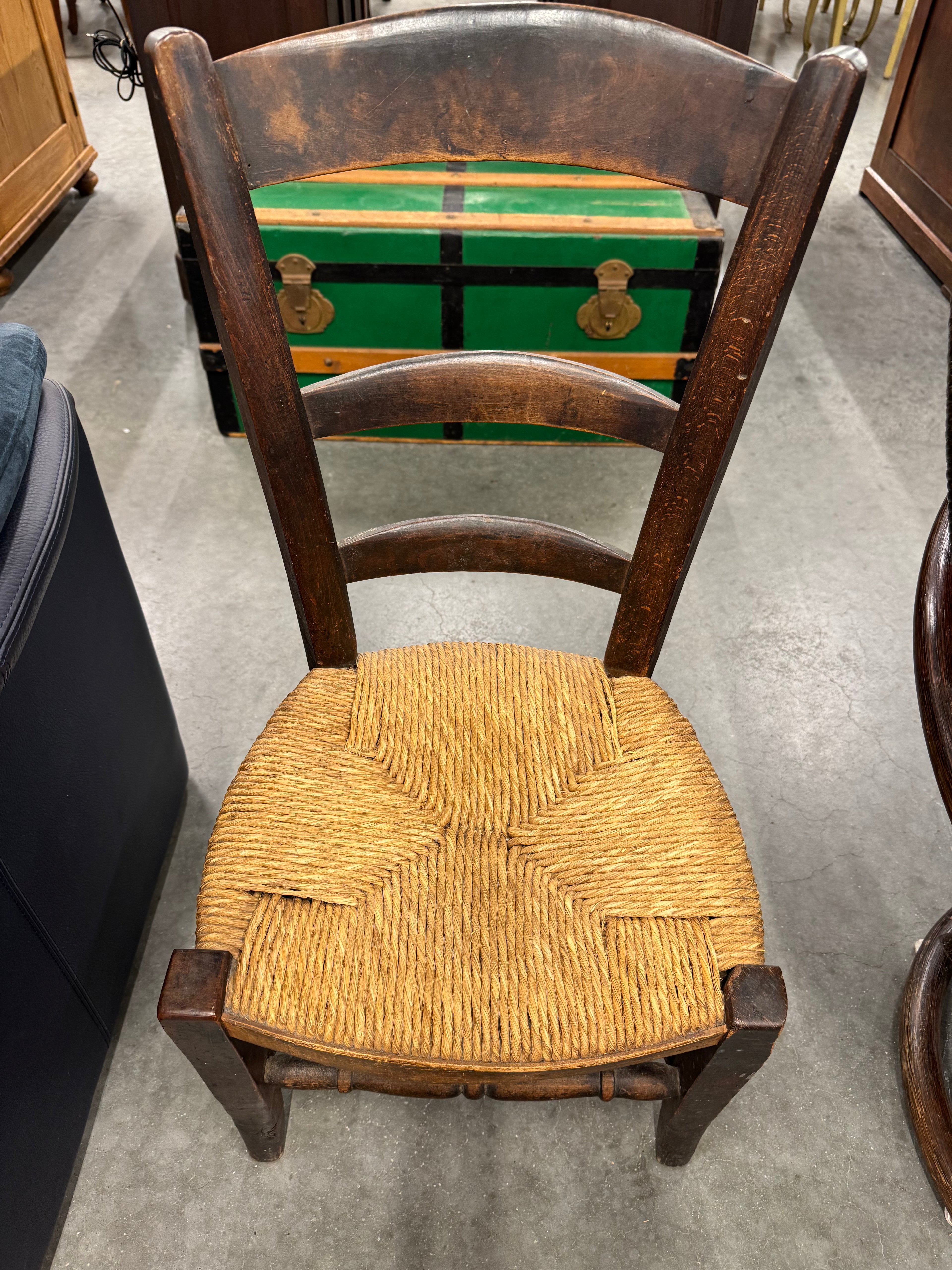 Stoeltje laag met rieten bekleding
