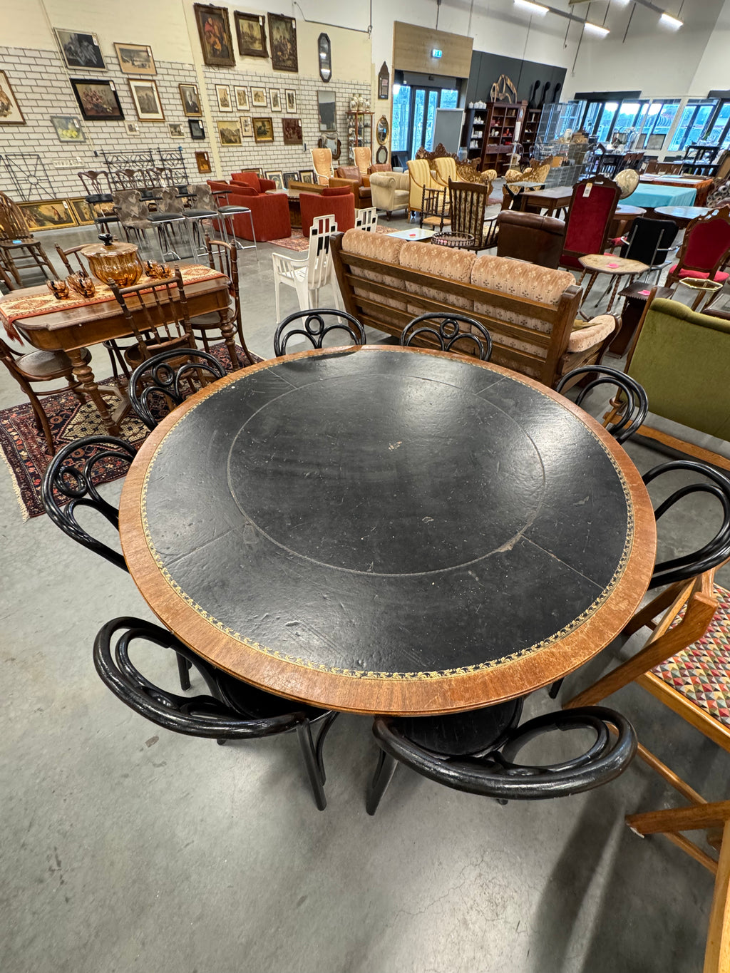 Ronde eettafel zwart ingelegd leer