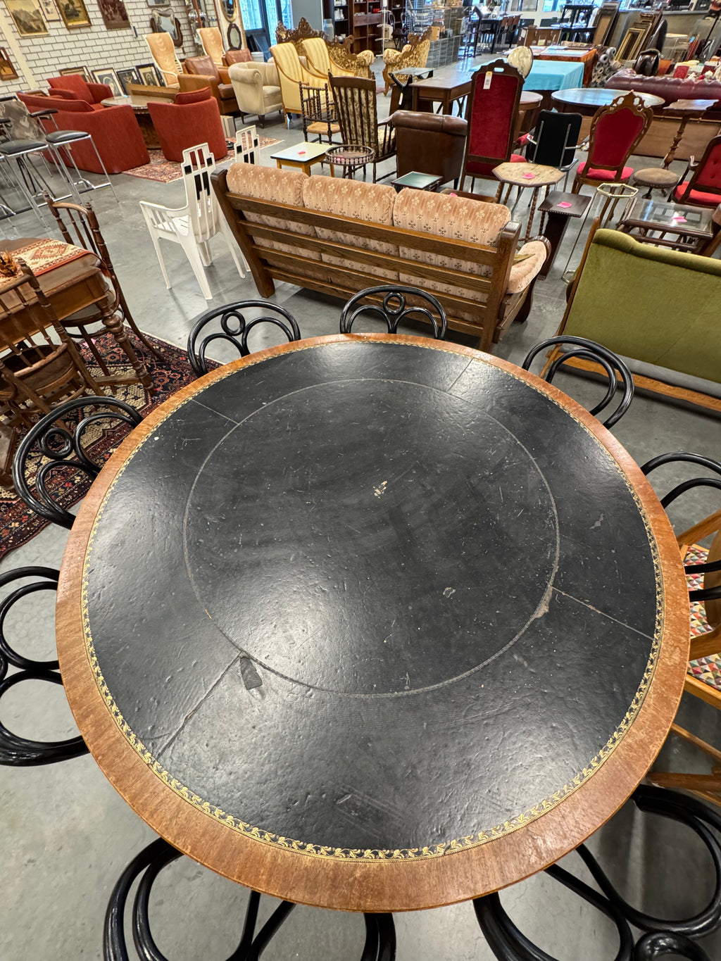 Ronde eettafel zwart ingelegd leer