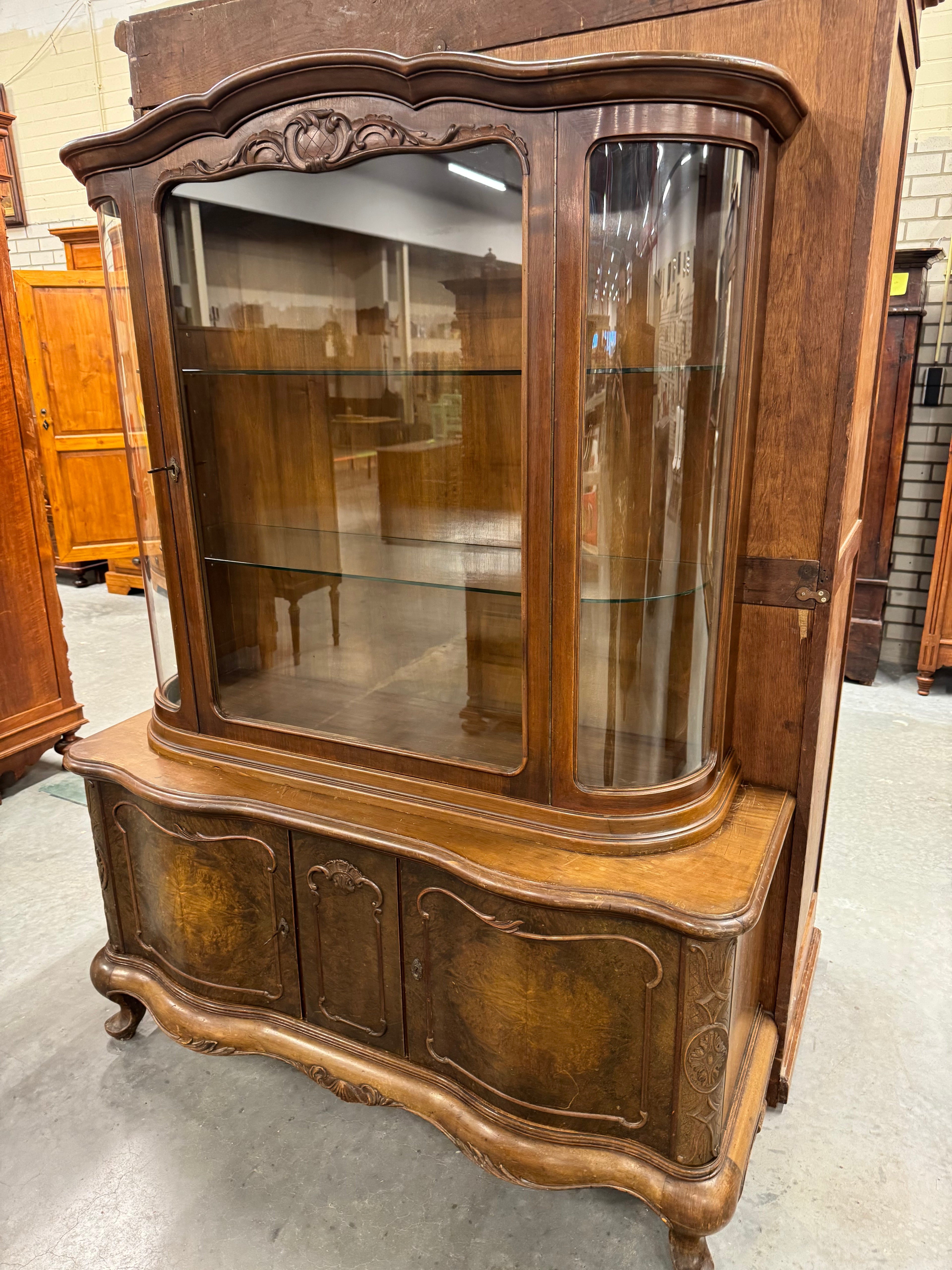 Mid century vitrinekast gebogen glas