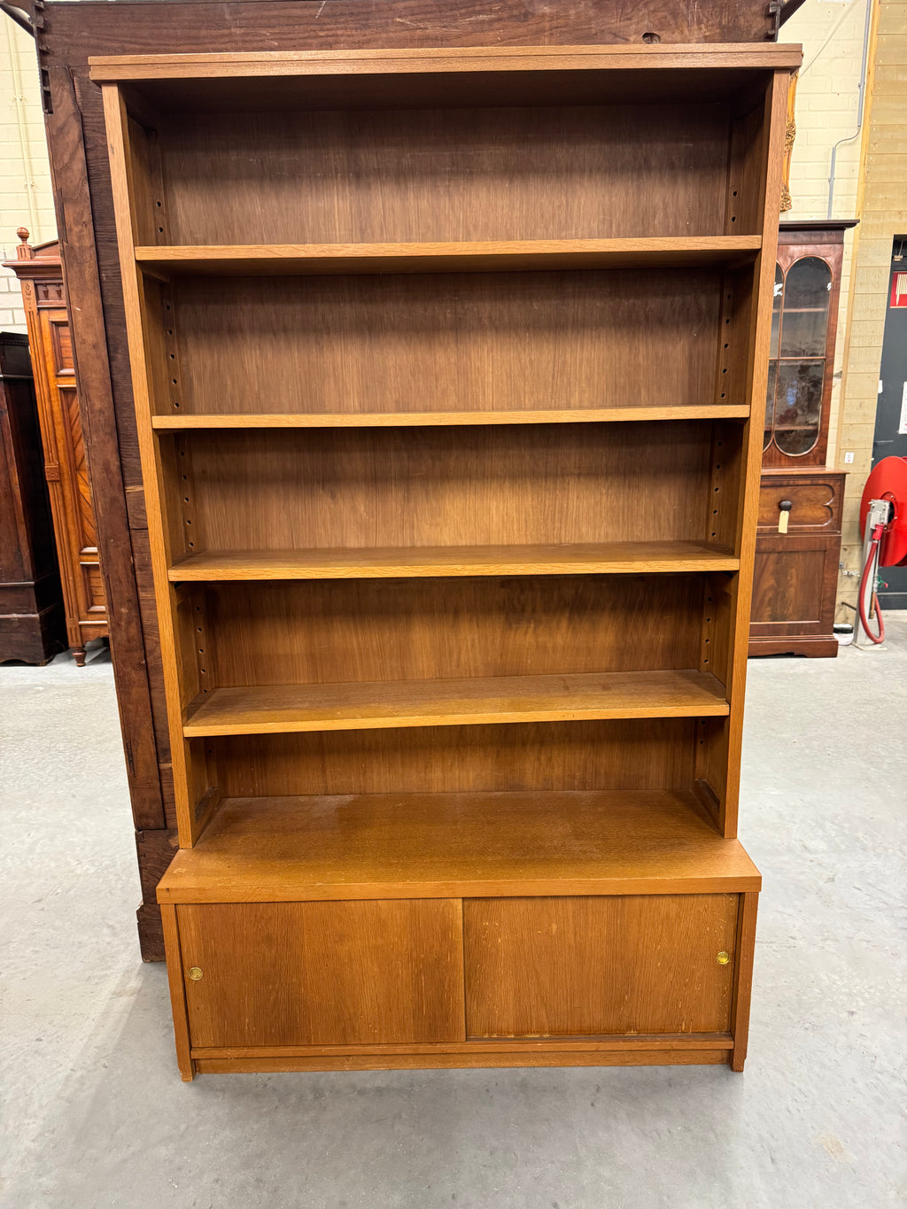 Retro boekenkast met schuifladders