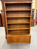 Retro boekenkast met schuifladders