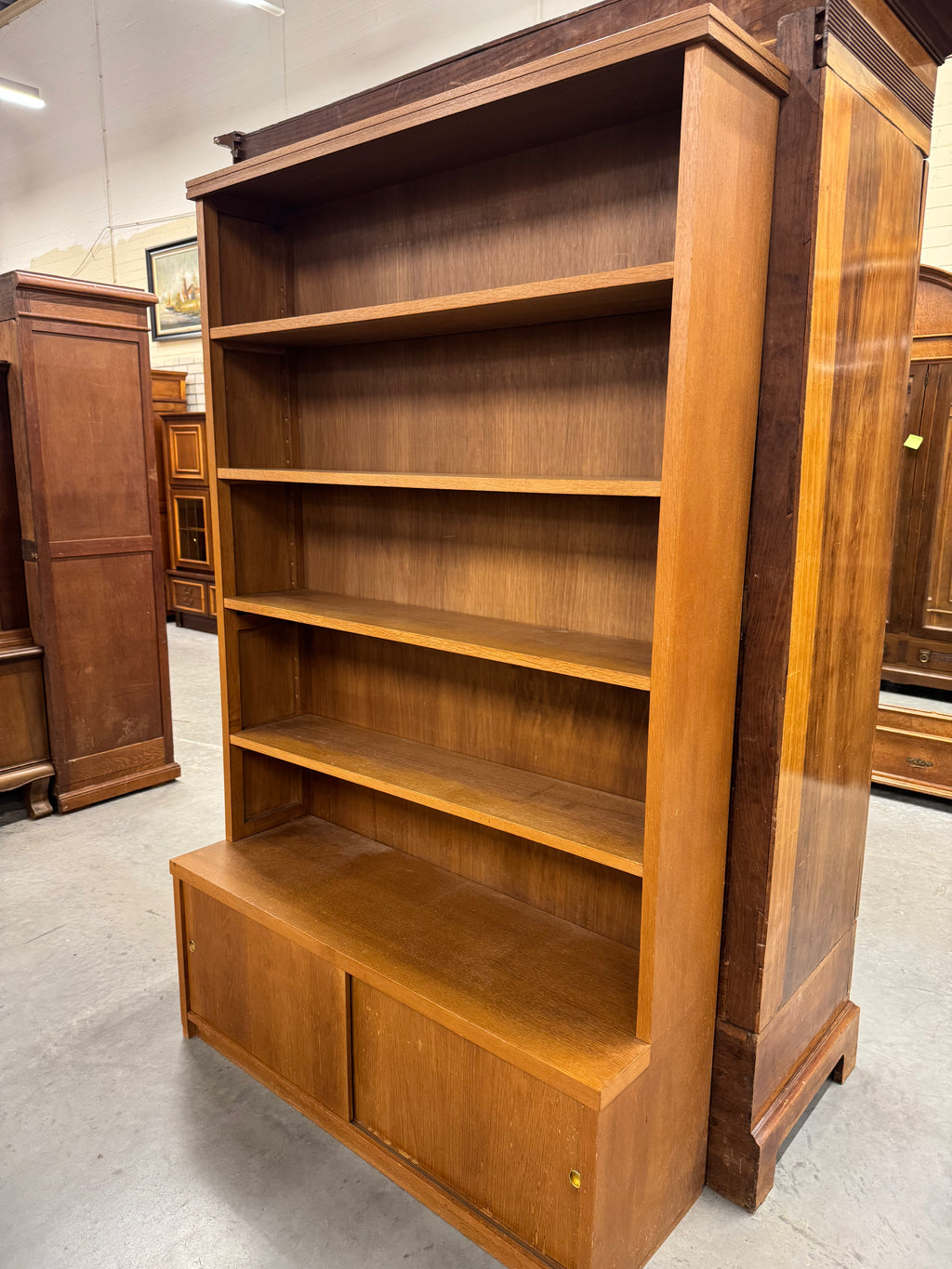 Retro boekenkast met schuifladders