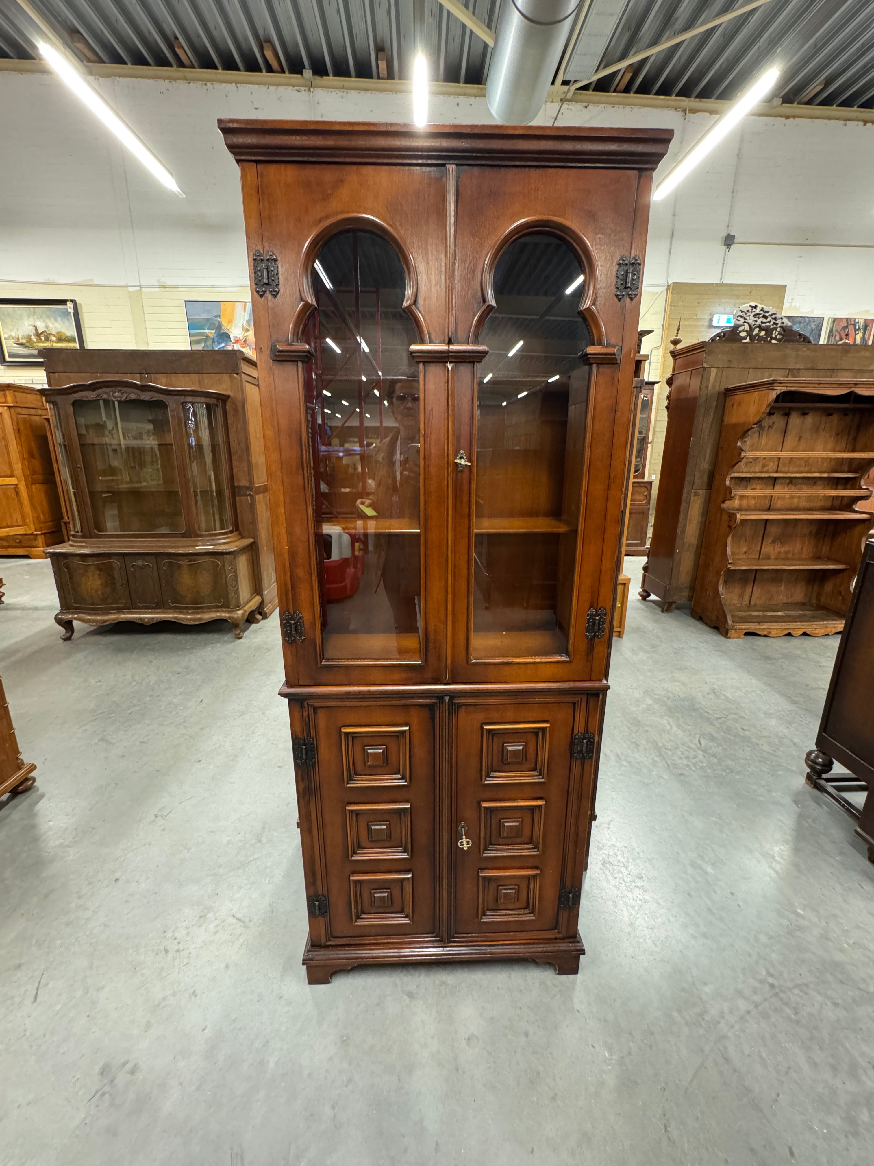 Vitrinekast antieke stijl