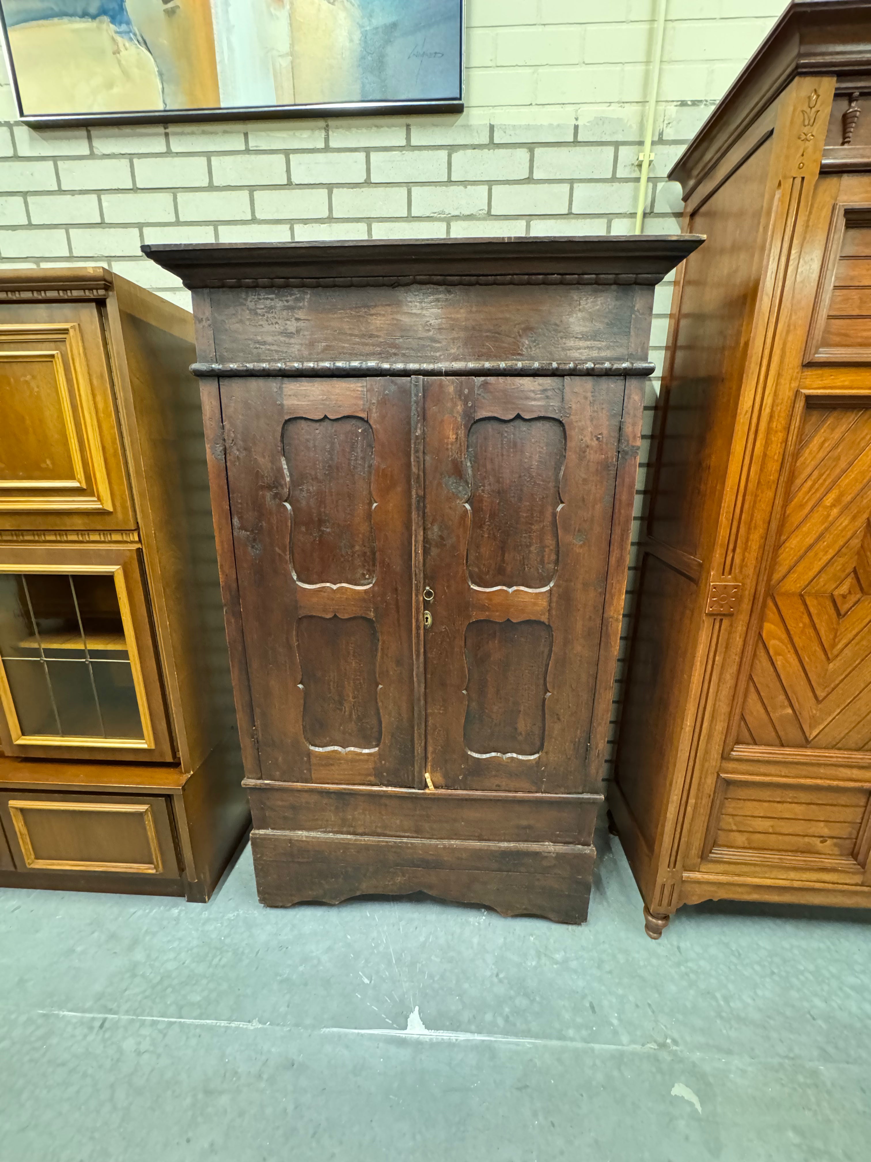 Antieke zware kast