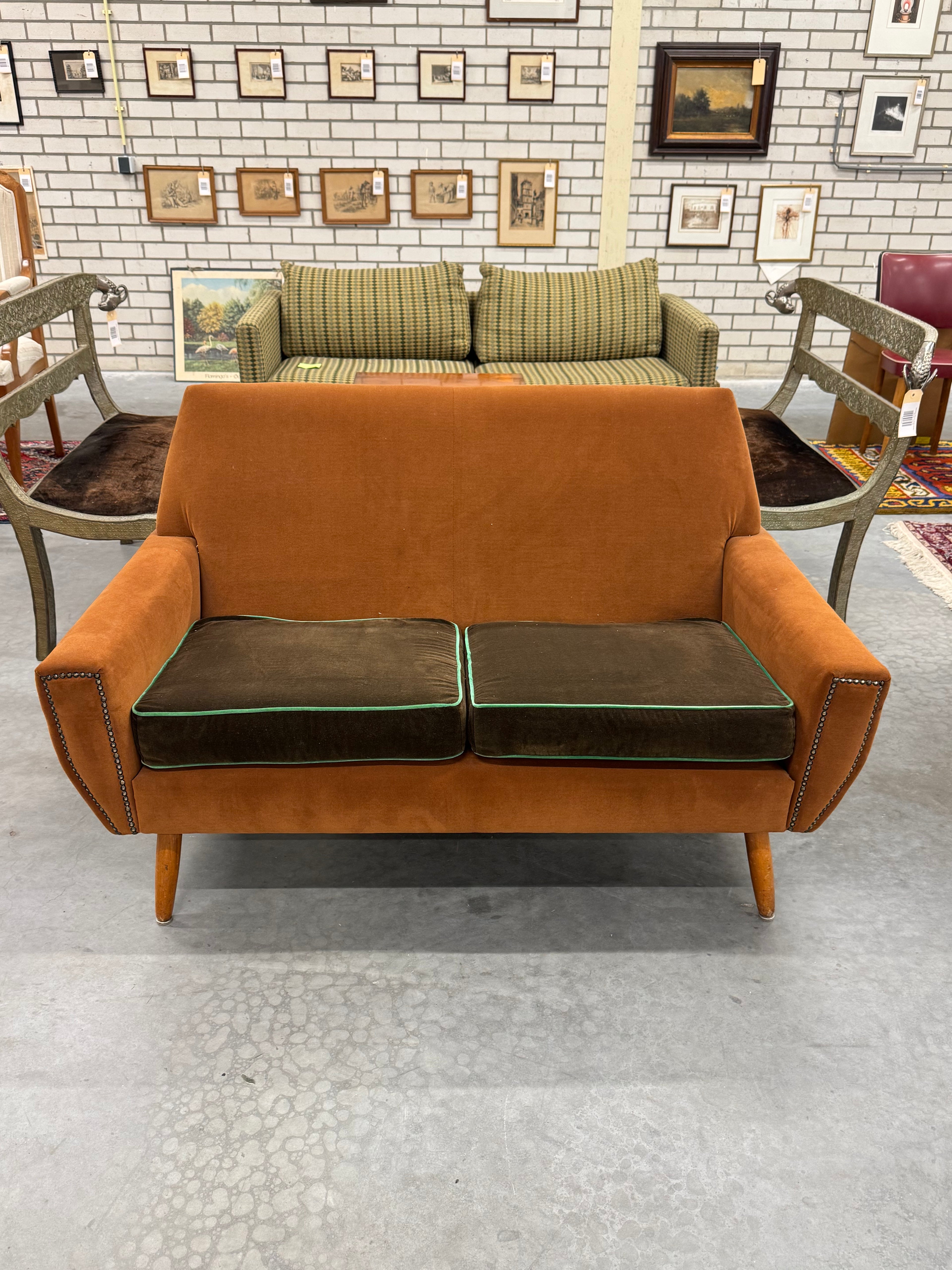 Vintage look velvet bank