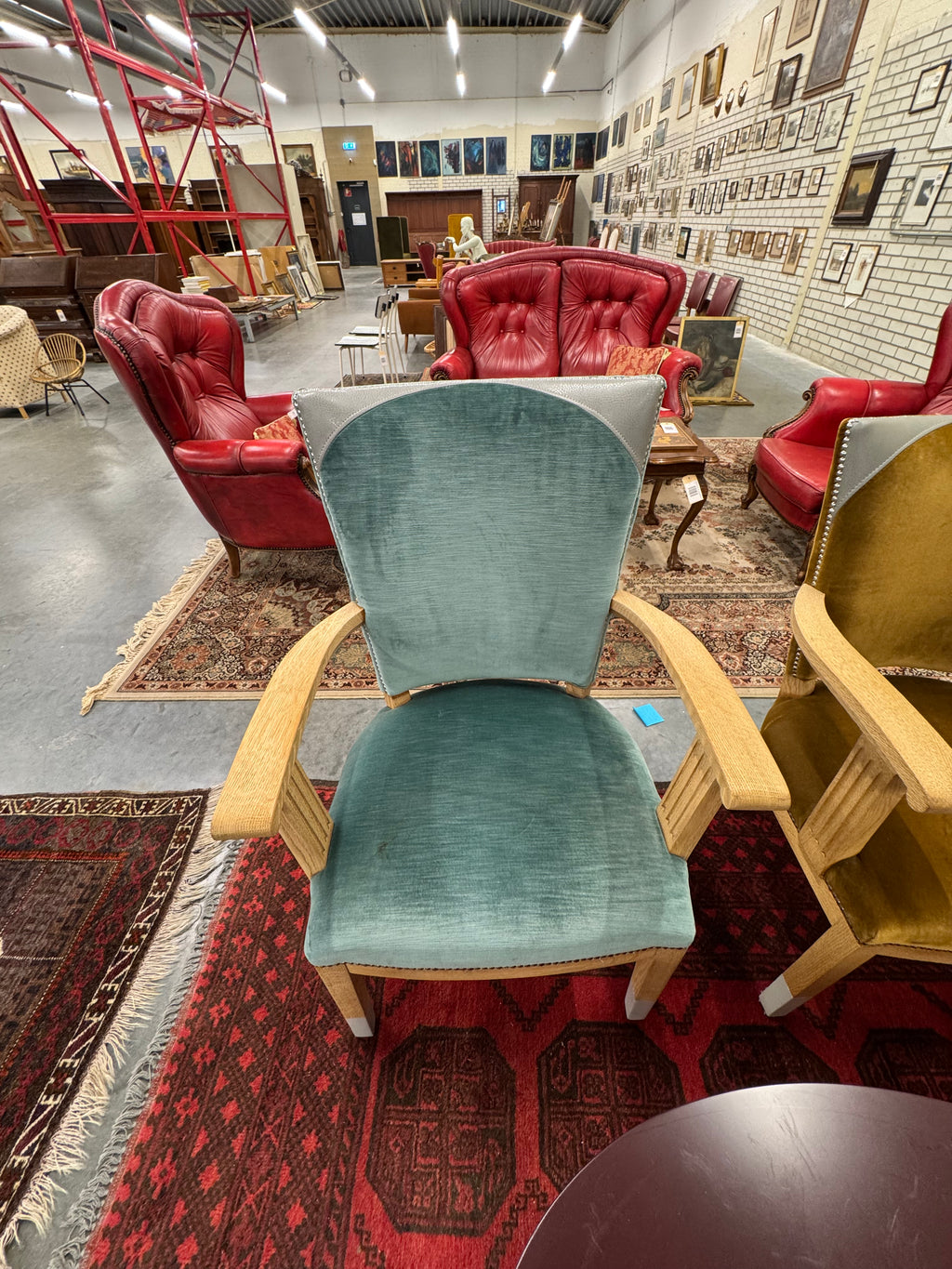 Velours stoel met mooi zilverkleurige detail op stoelpoten