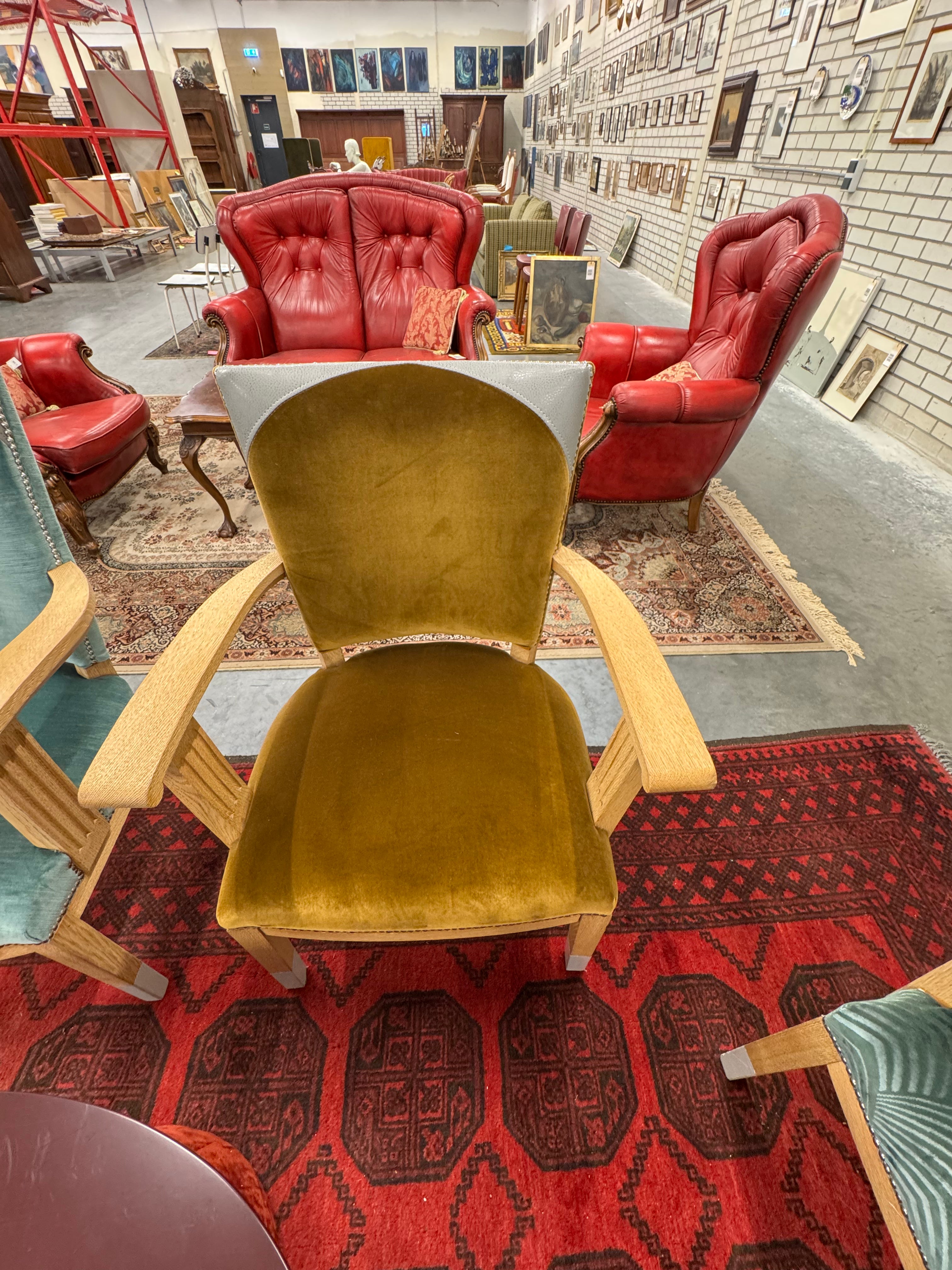 Velours stoel met mooi zilverkleurige detail op stoelpoten