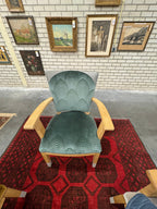 Velours stoel met mooi zilverkleurige detail op stoelpoten