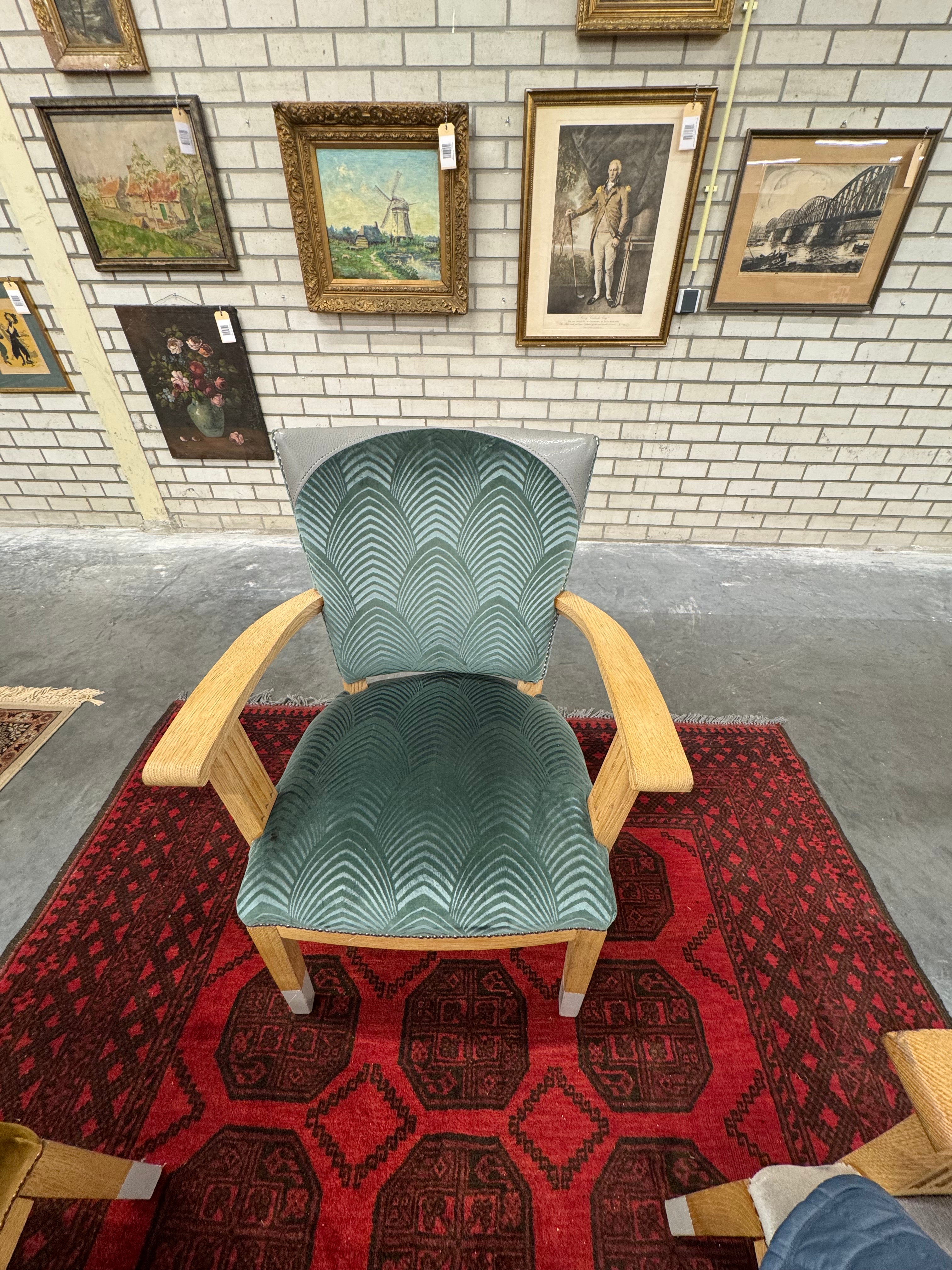 Velours stoel met mooi zilverkleurige detail op stoelpoten