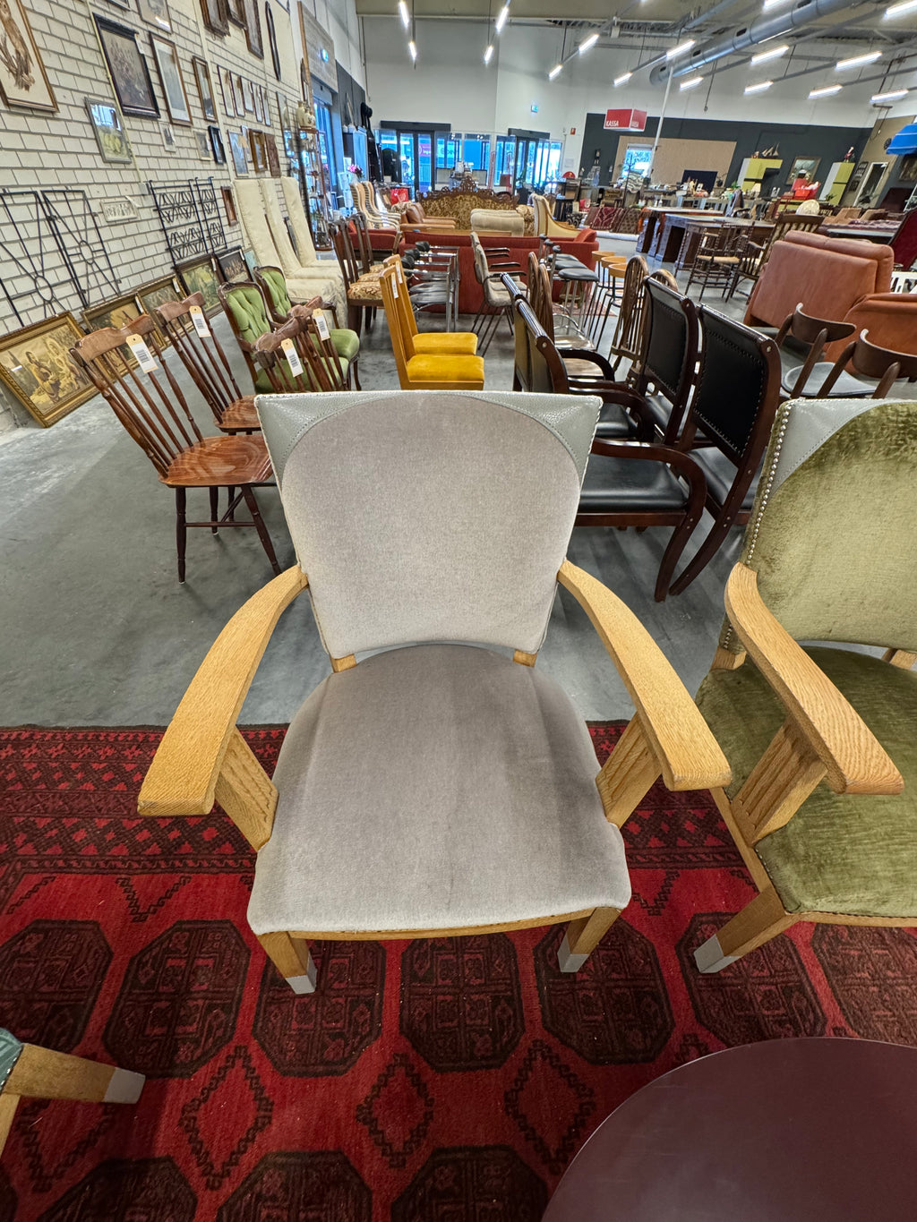 Velours stoel met mooi zilverkleurige detail op stoelpoten