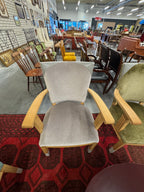 Velours stoel met mooi zilverkleurige detail op stoelpoten