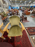 Velours stoel met mooi zilverkleurige detail op stoelpoten