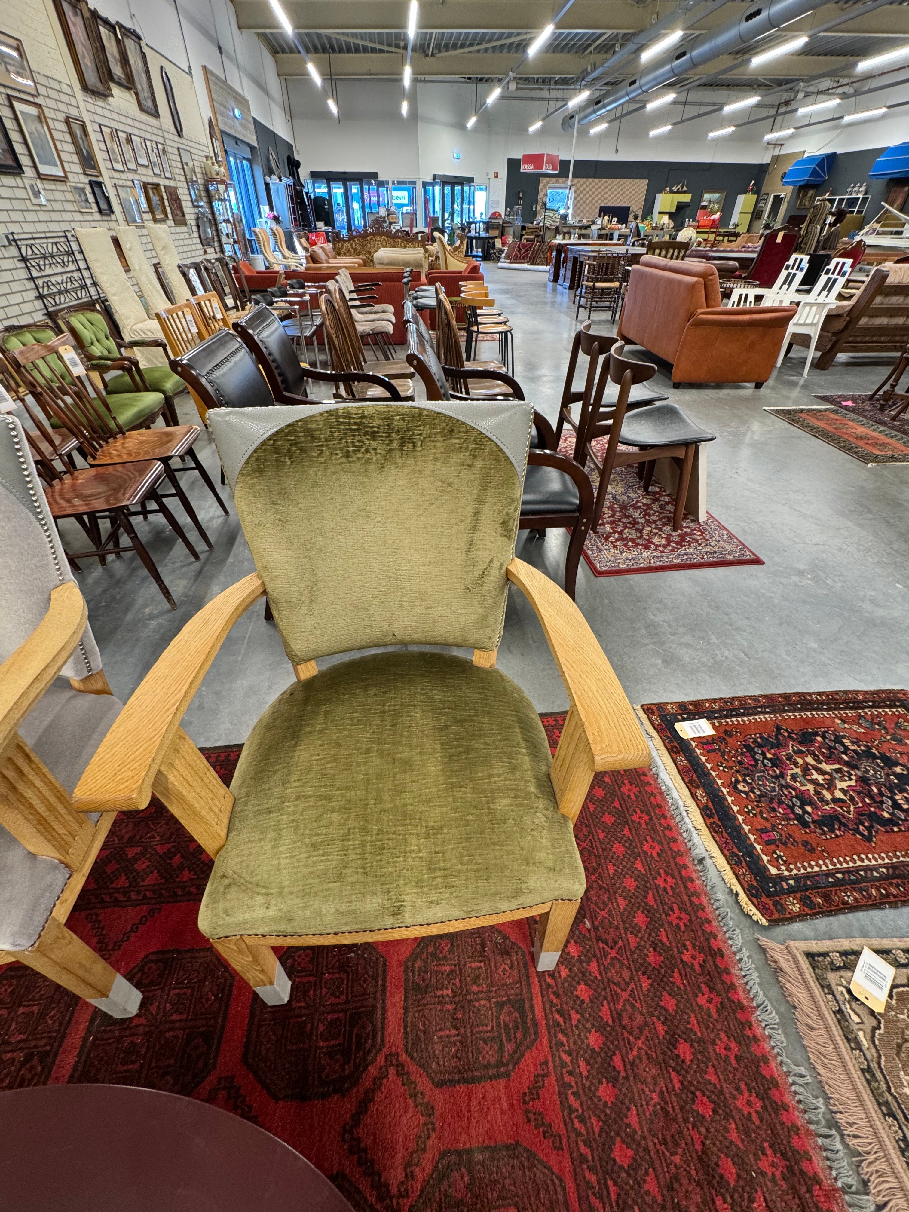 Velours stoel met mooi zilverkleurige detail op stoelpoten