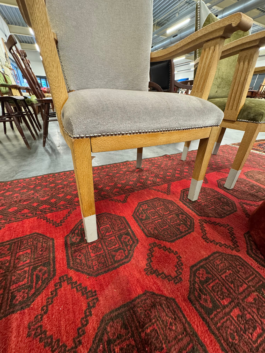 Velours stoel met mooi zilverkleurige detail op stoelpoten