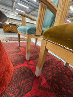 Velours stoel met mooi zilverkleurige detail op stoelpoten