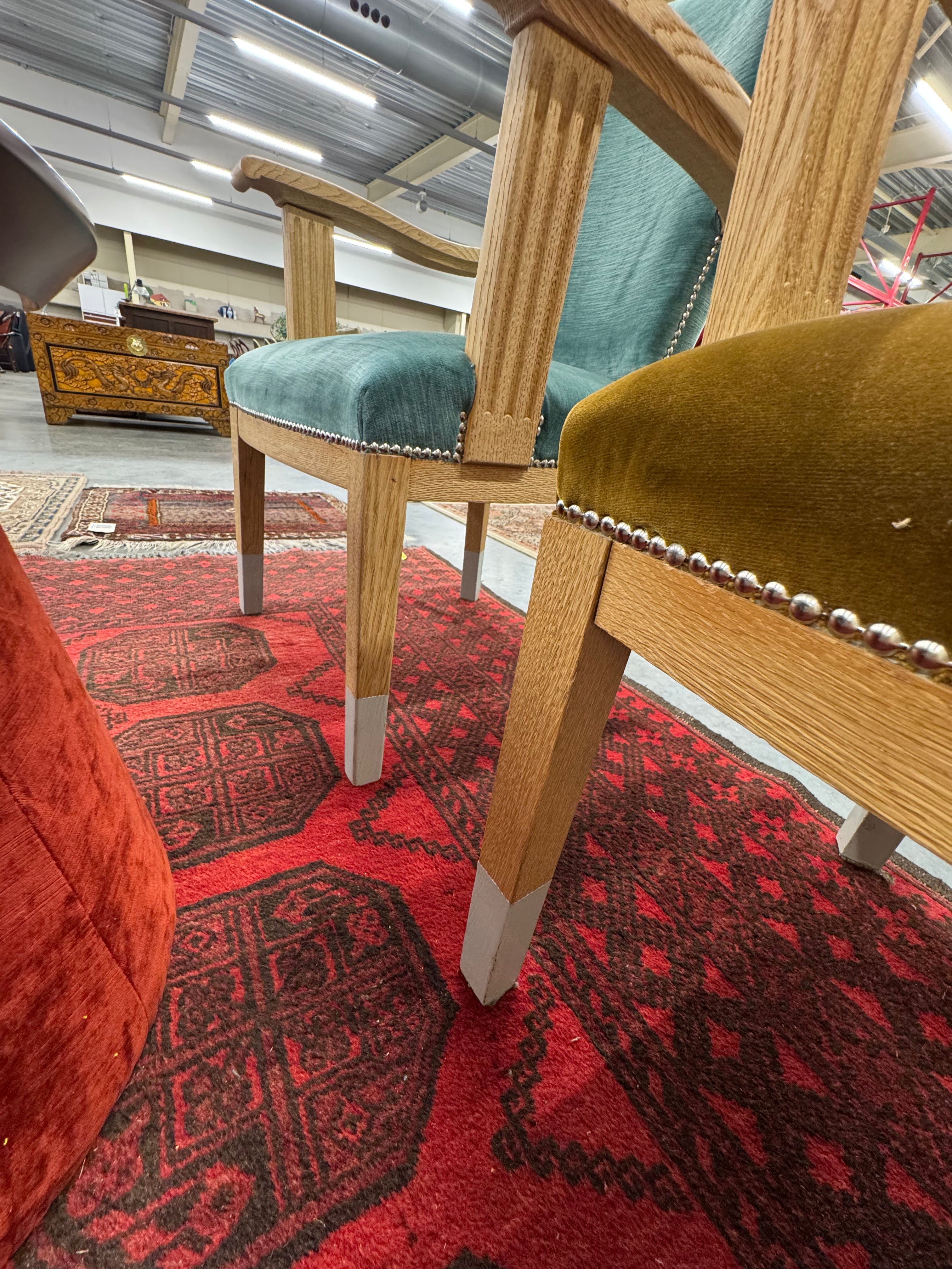 Velours stoel met mooi zilverkleurige detail op stoelpoten