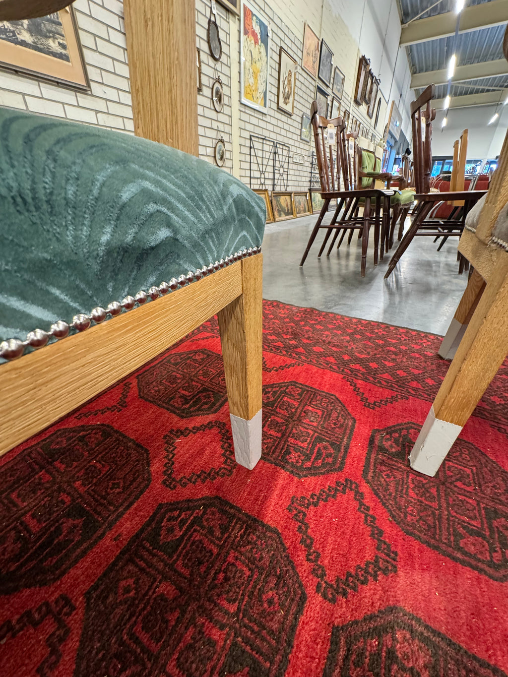 Velours stoel met mooi zilverkleurige detail op stoelpoten