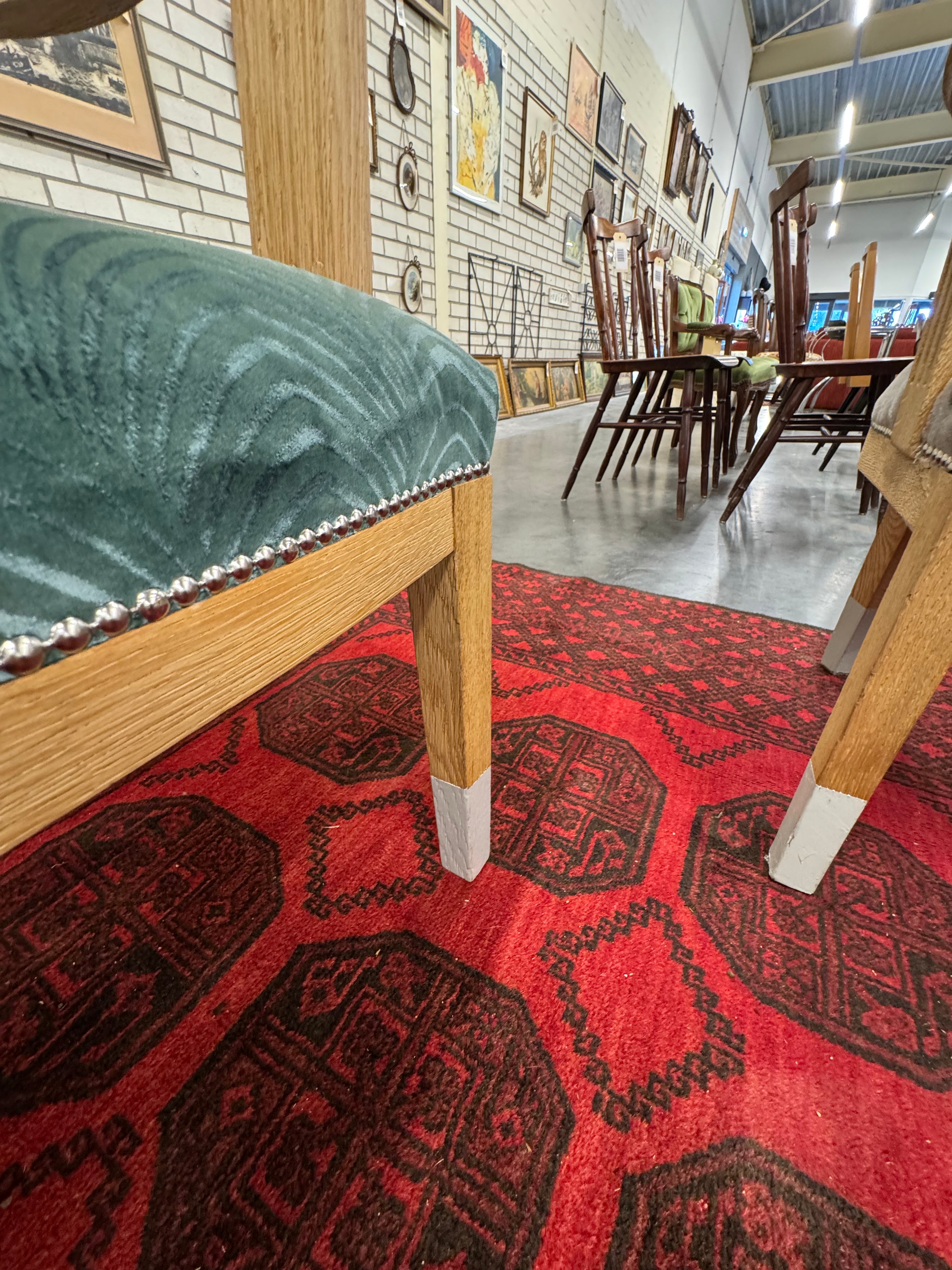 Velours stoel met mooi zilverkleurige detail op stoelpoten