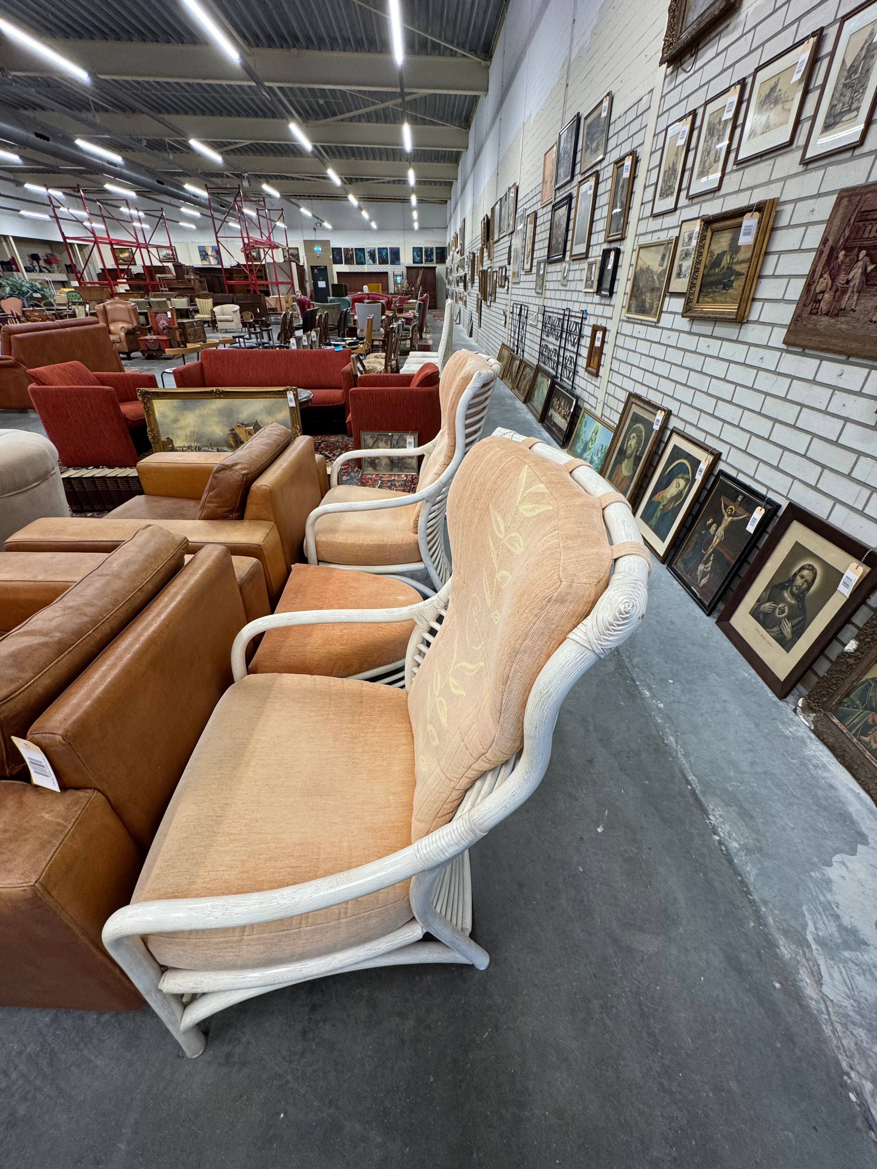 Oudroze set van riet 2 stoelen en bijzettafel