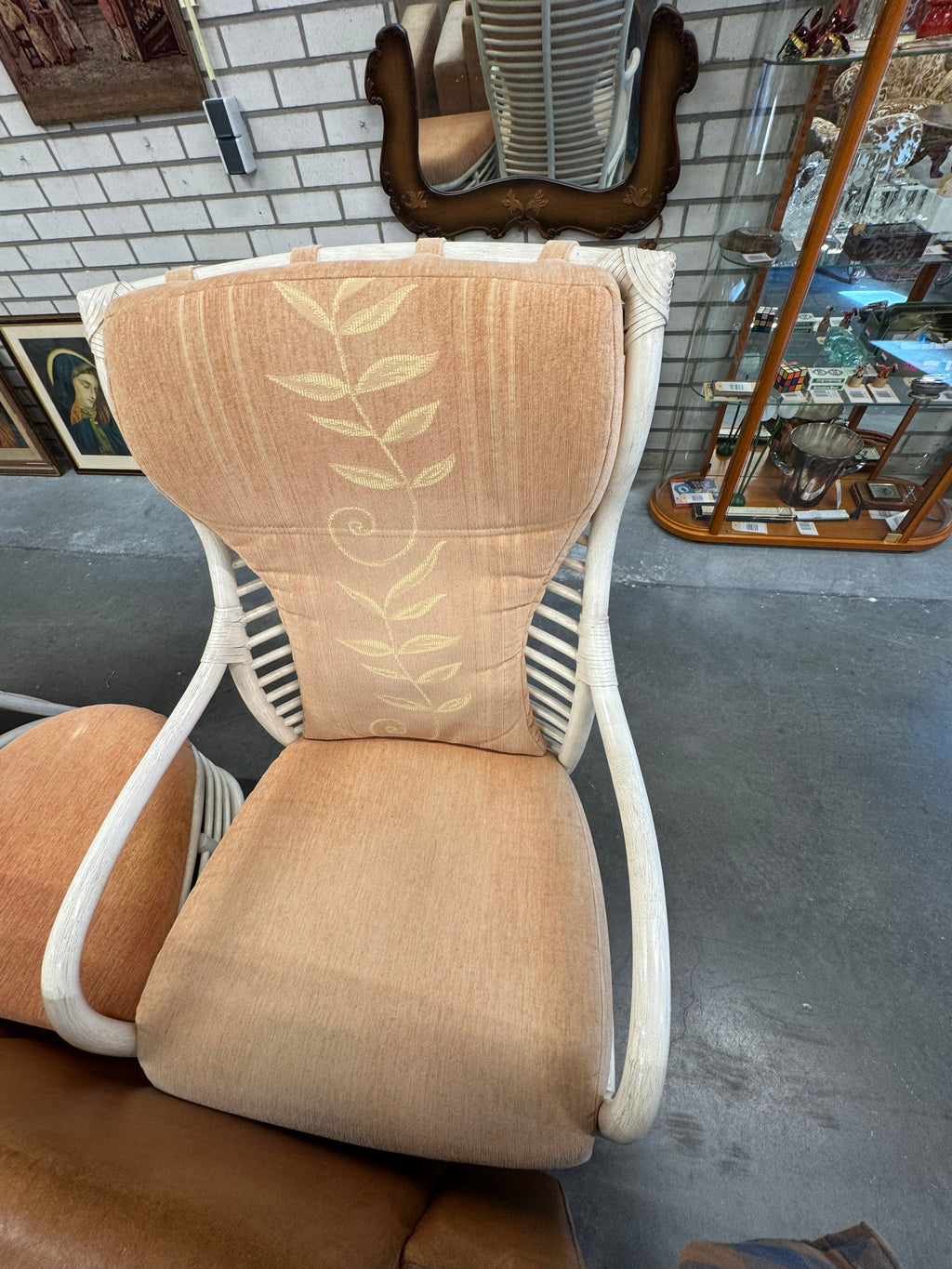 Oudroze set van riet 2 stoelen en bijzettafel