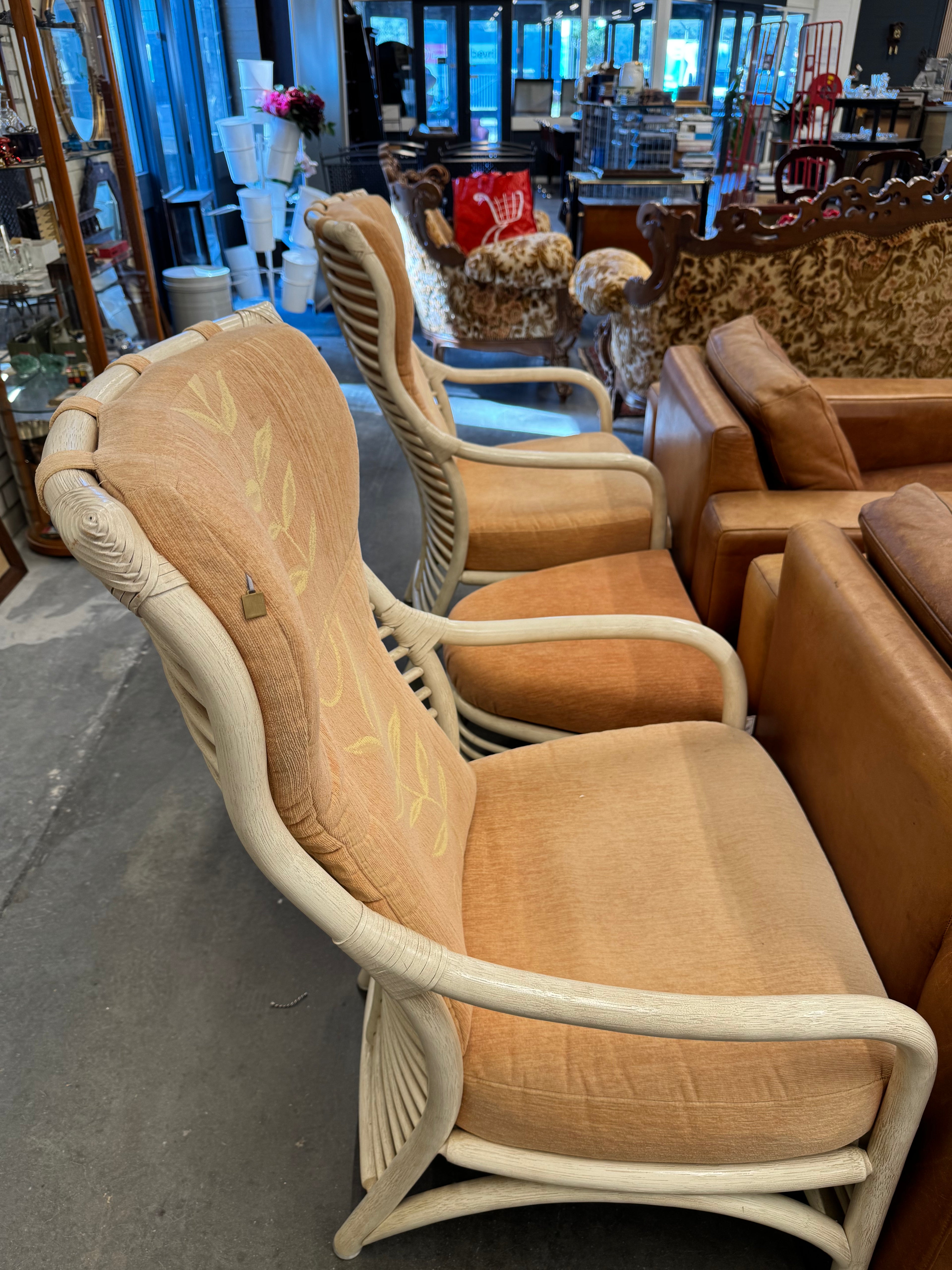 Oudroze set van riet 2 stoelen en bijzettafel