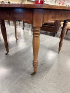 Ronde tafel met lederen blad en wielen