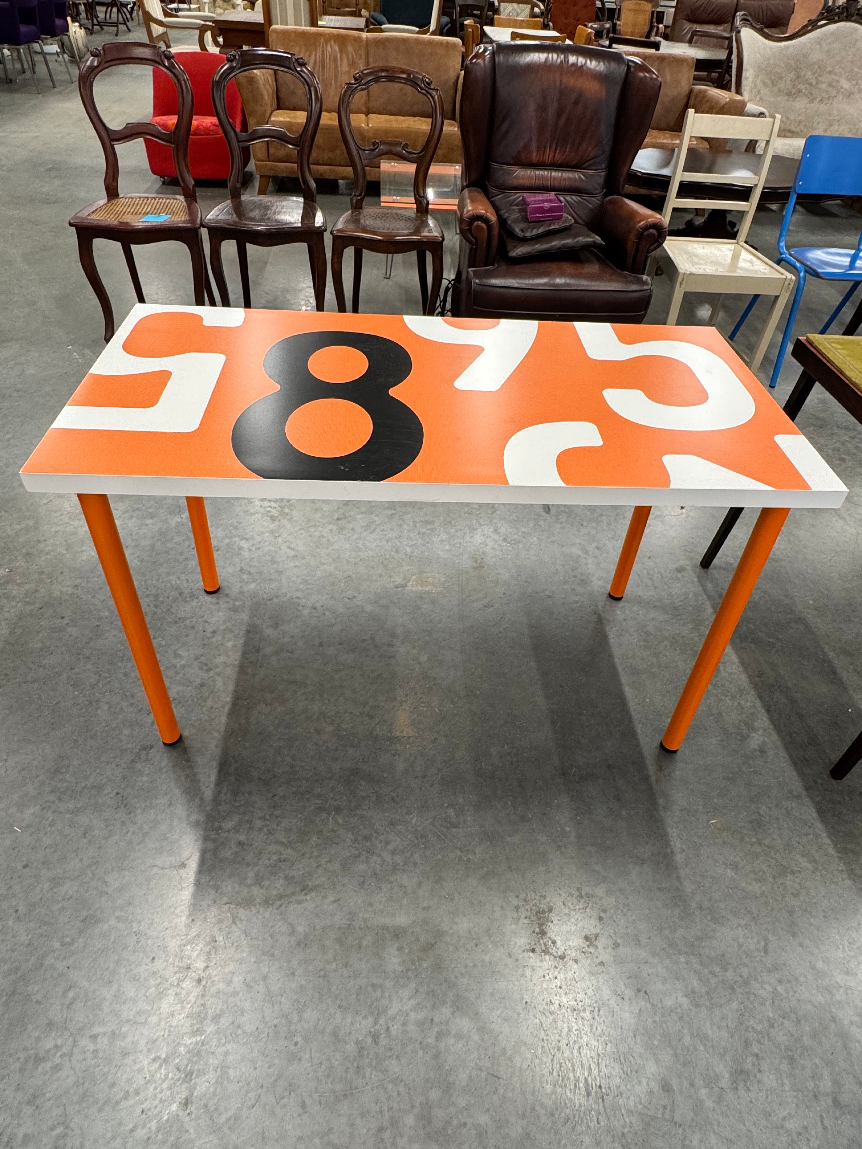 Stoer tafeltje met knalle kleuren