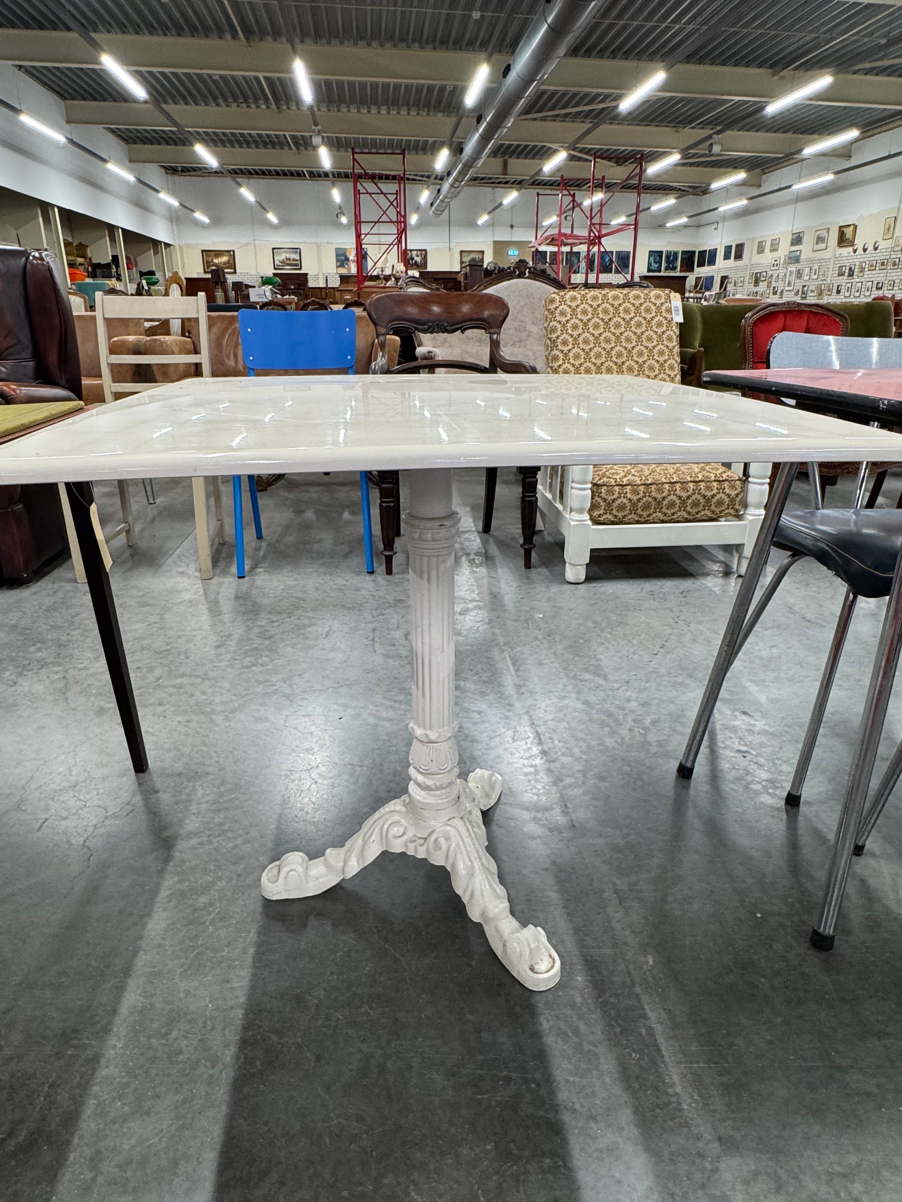 Tafel marmer en gietijzer