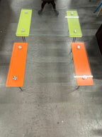 Tafel met glasplaat oranje en groen