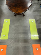 Tafel met glasplaat oranje en groen