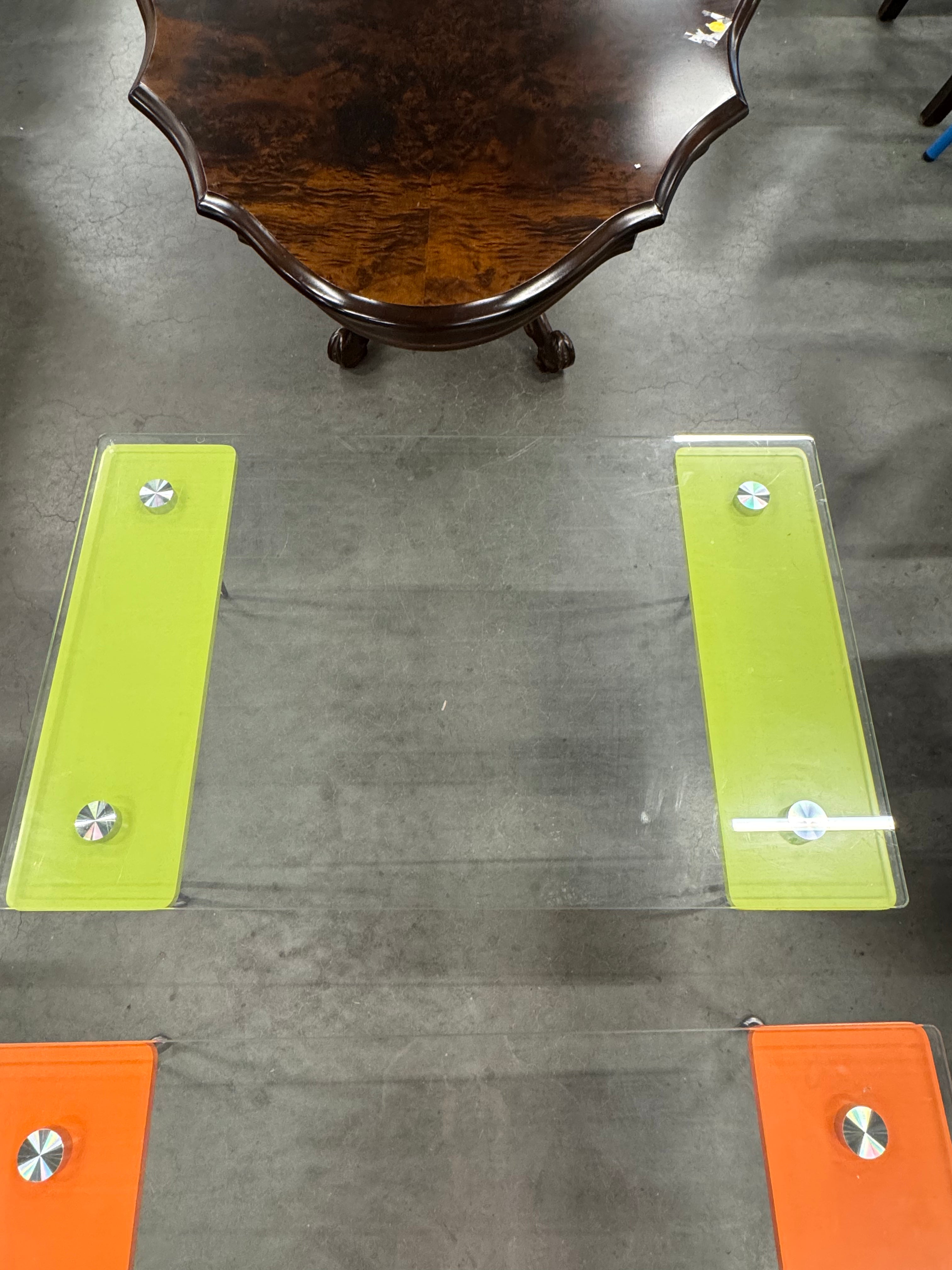 Tafel met glasplaat oranje en groen